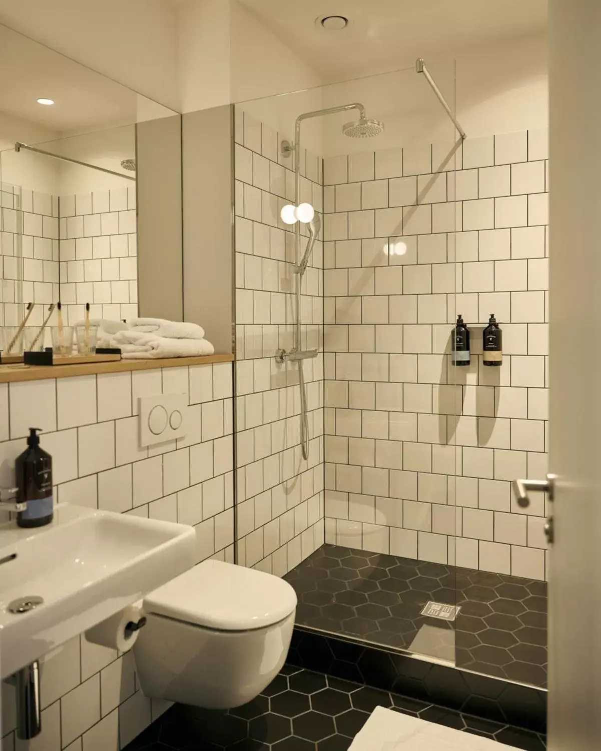 Shower, Bathroom in Melter Hotel & Apartments - a Neighborhood Hotel