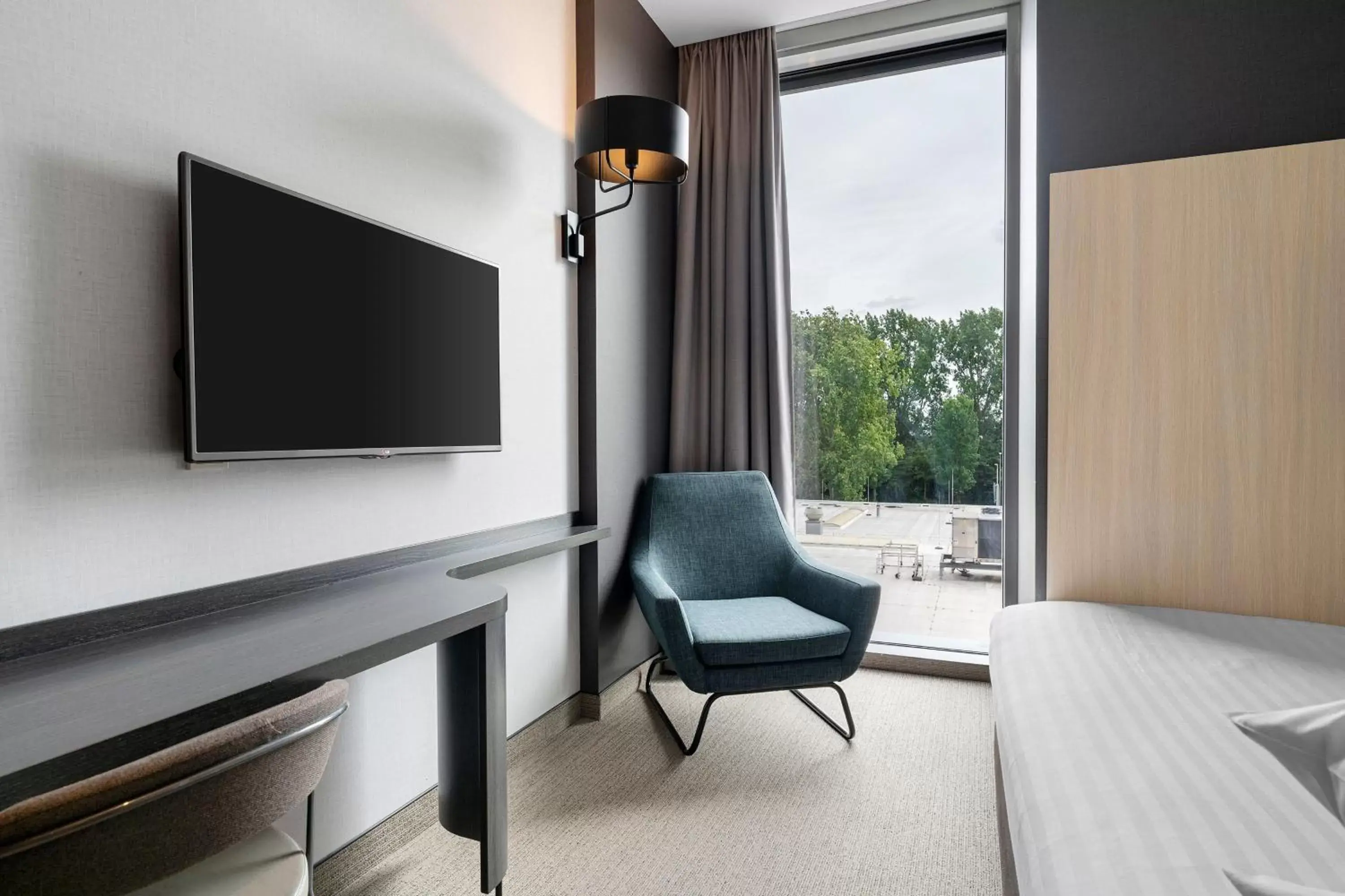 Photo of the whole room, TV/Entertainment Center in Corendon Amsterdam New-West, a Tribute Portfolio Hotel