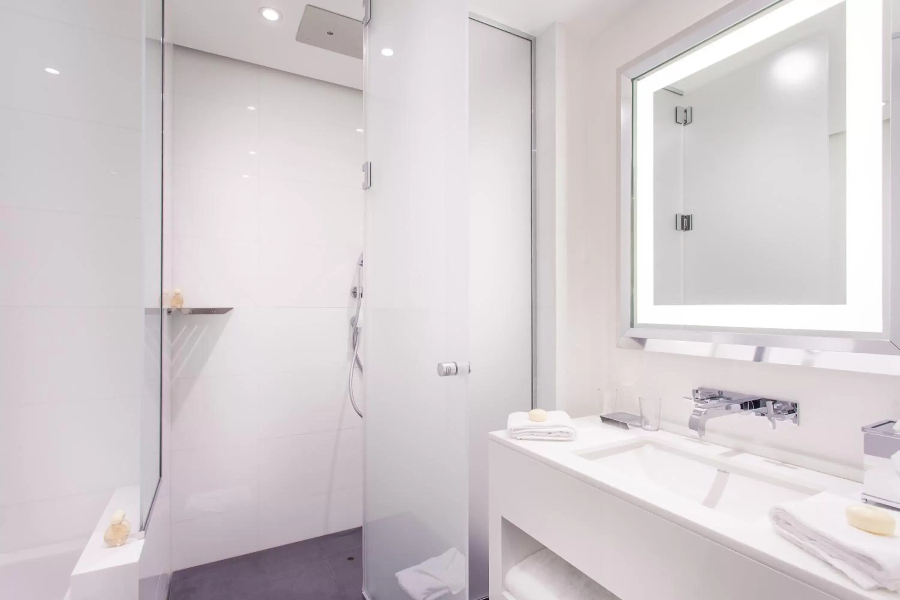 Shower, Bathroom in Hôtel De Castiglione