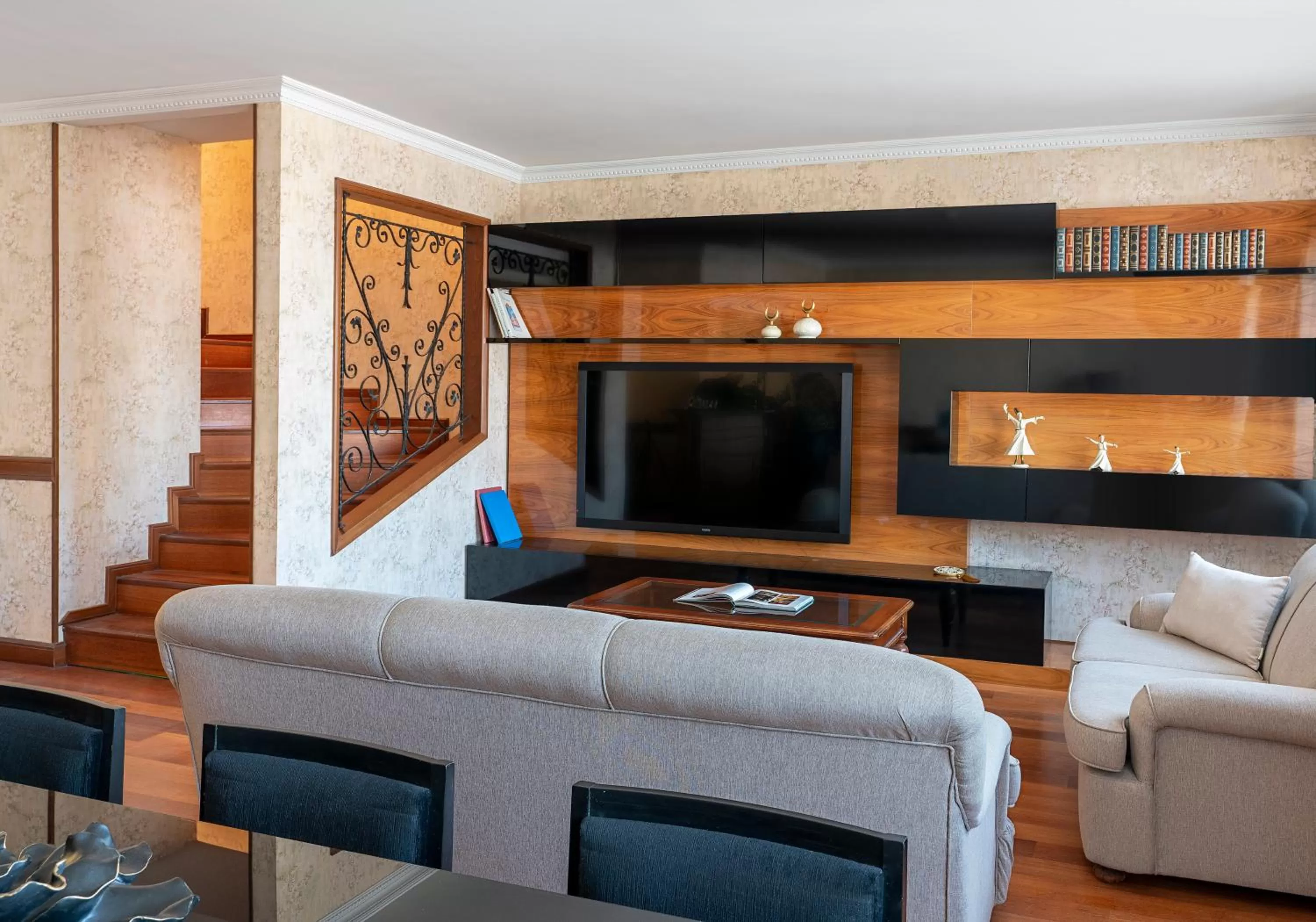 Living room, TV/Entertainment Center in Occidental Taksim