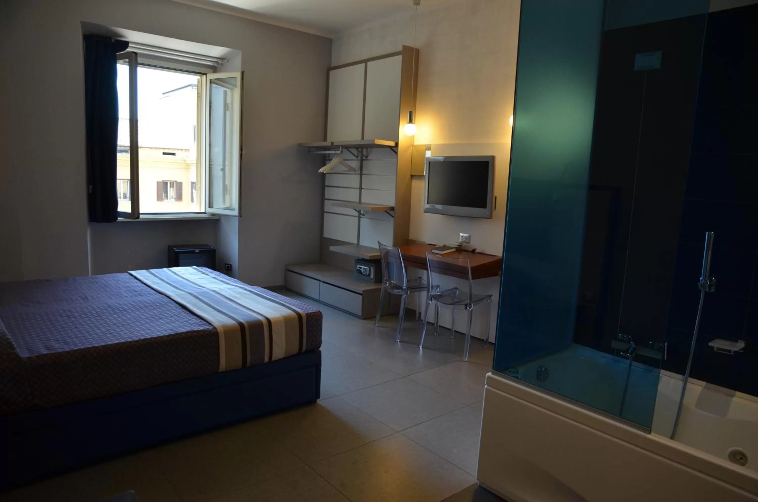 Photo of the whole room, Bed in Hotel California