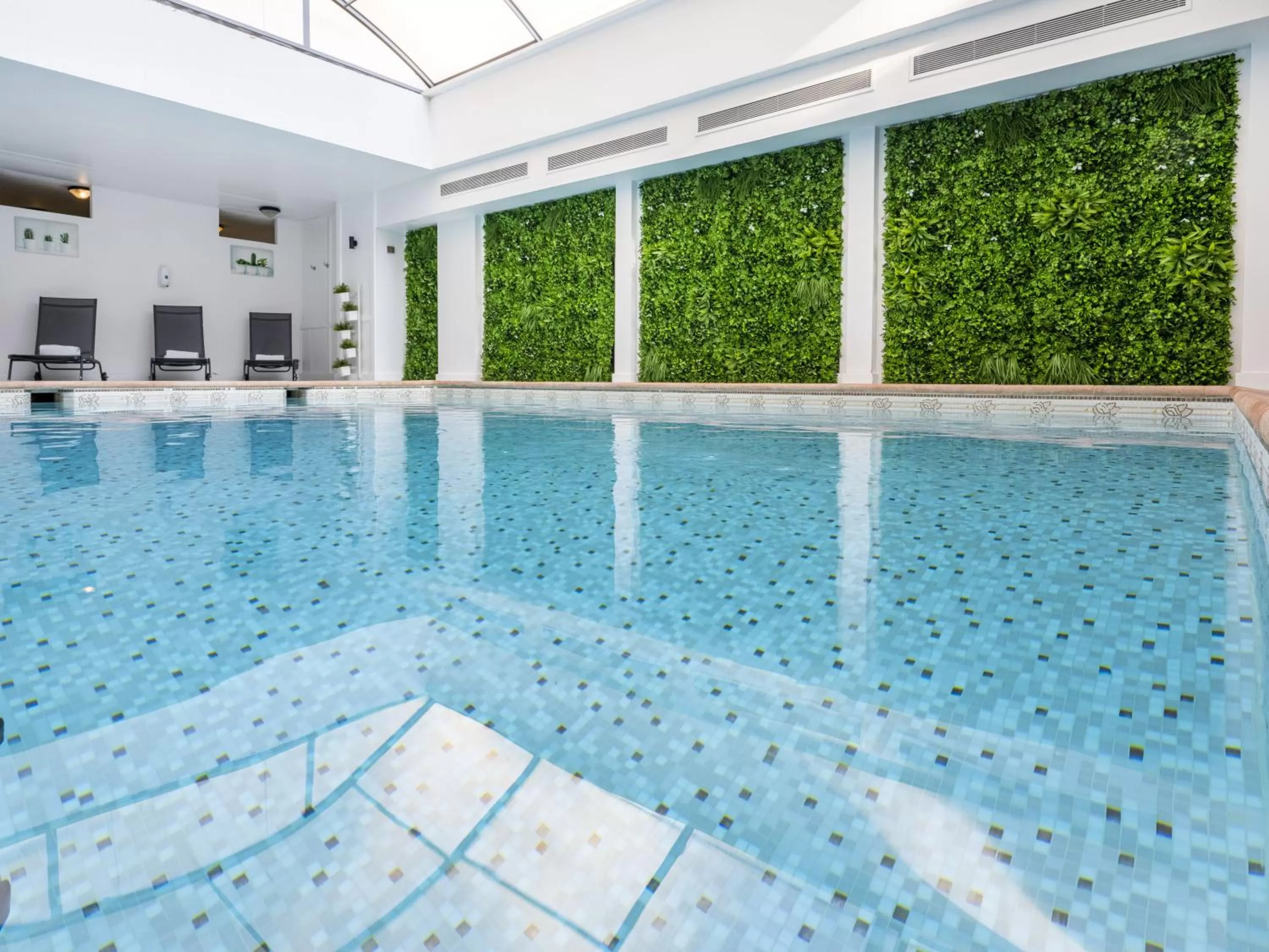 Swimming pool in Hotel Nice Riviera