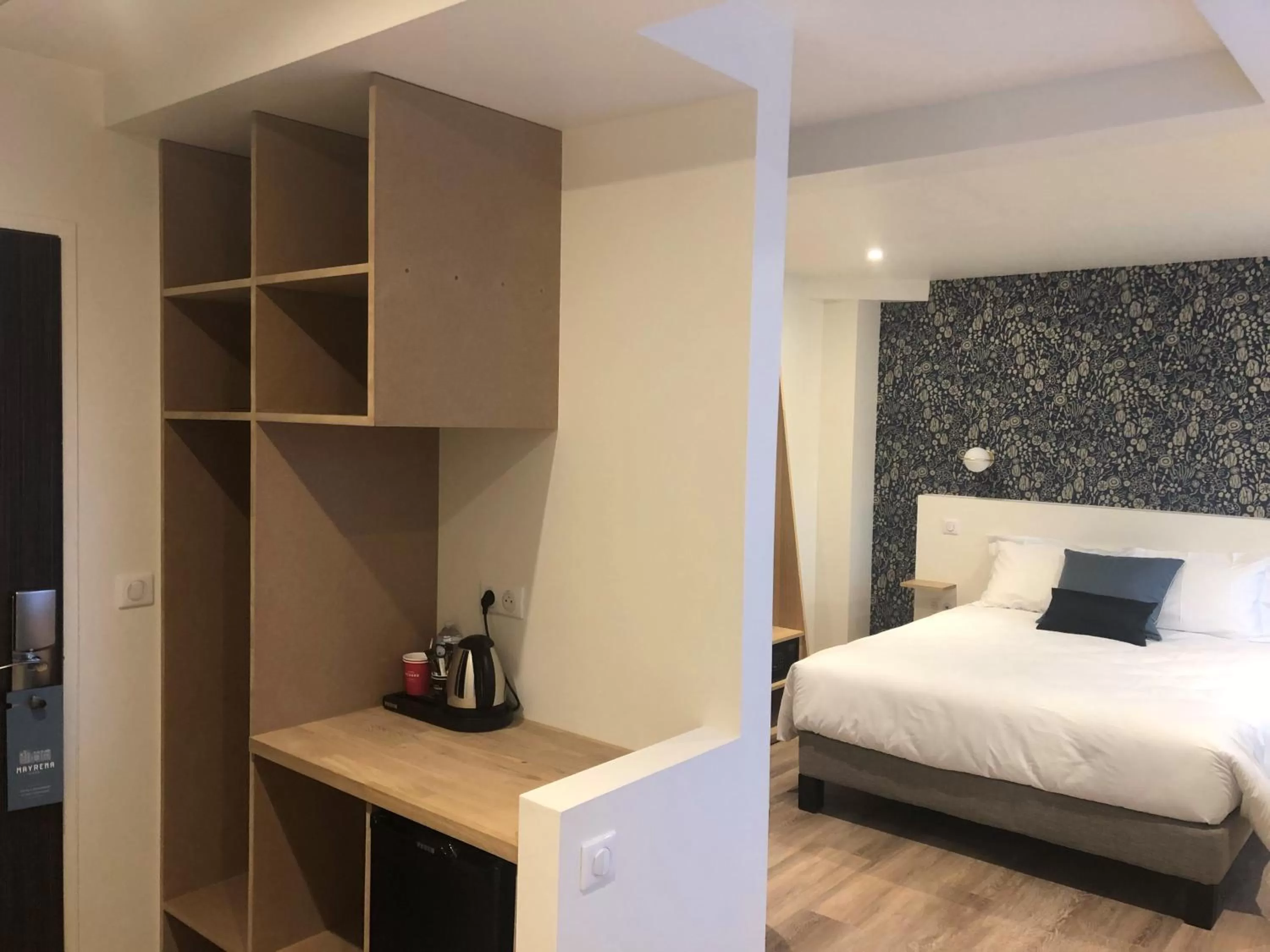 Coffee/tea facilities, Bed in Mayrena Hotel Restaurant