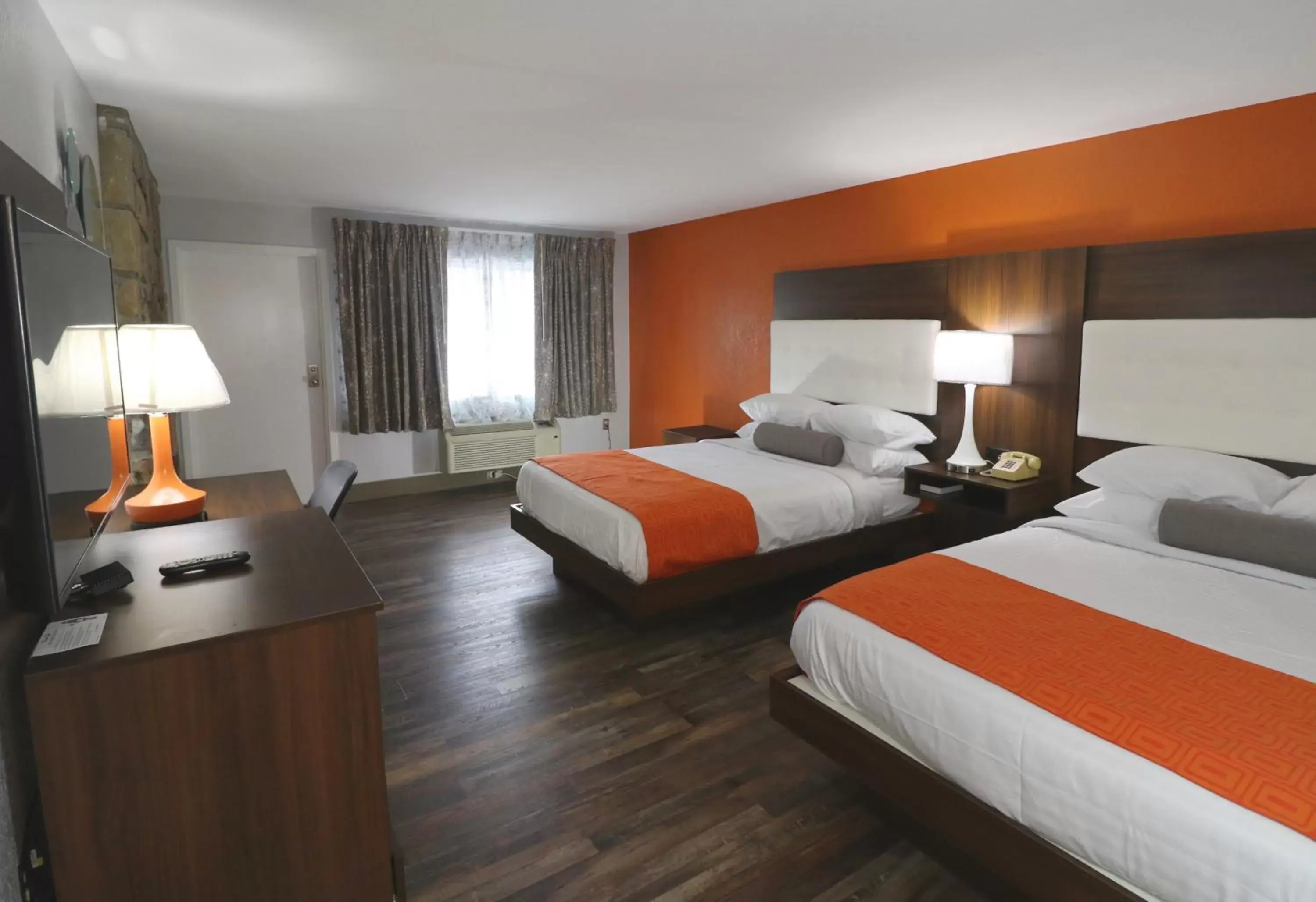 Photo of the whole room, Bed in Howard Johnson by Wyndham Downtown Gatlinburg