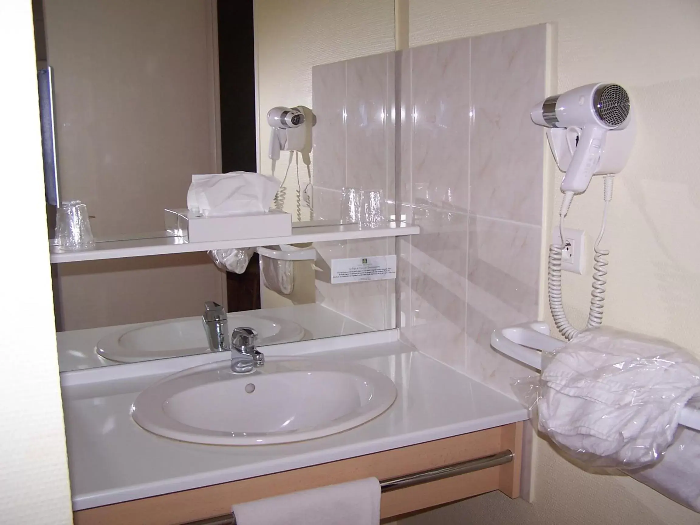 Shower, Bathroom in The Originals City, Hôtel La Closerie, Nantes Nord (Inter-Hotel)