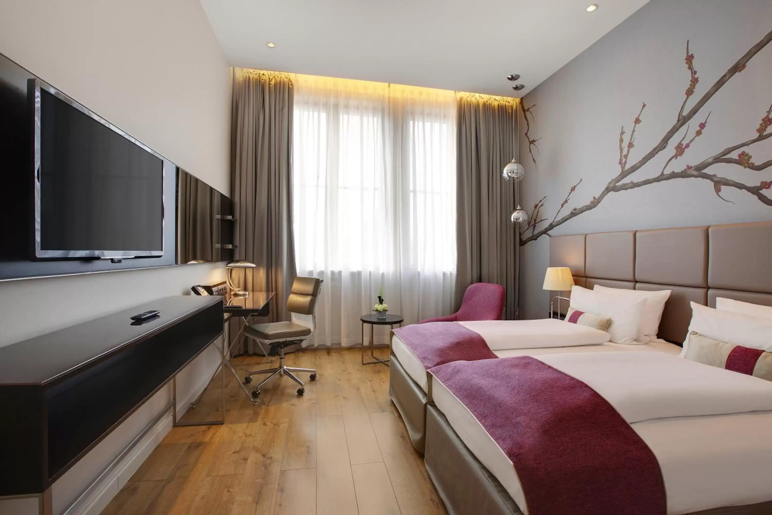 Photo of the whole room, Bed in Crowne Plaza Berlin - Potsdamer Platz, an IHG Hotel