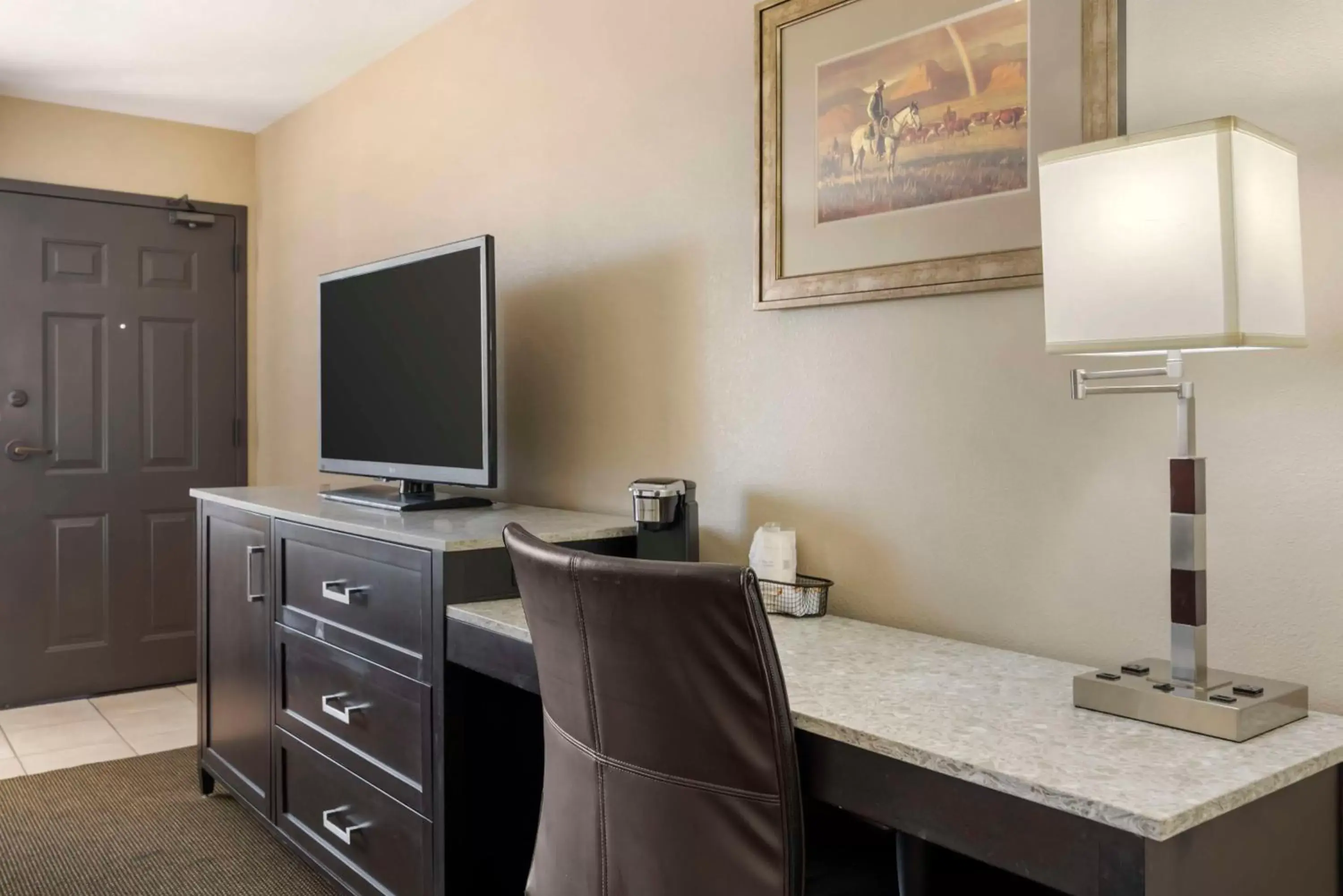 Bedroom, TV/Entertainment Center in Best Western Plus Country Inn & Suites