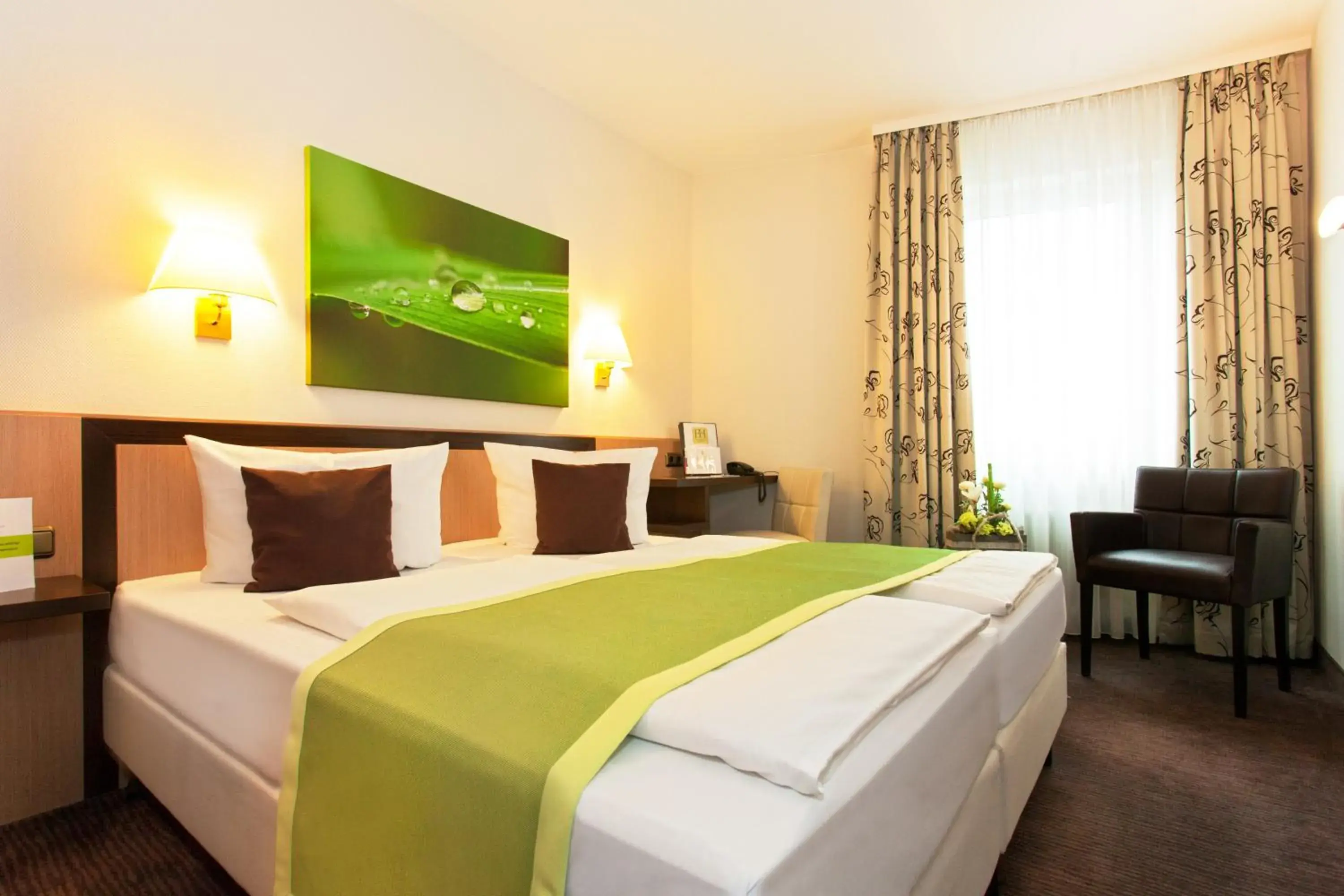 Photo of the whole room, Bed in The Domicil Hotel Frankfurt City