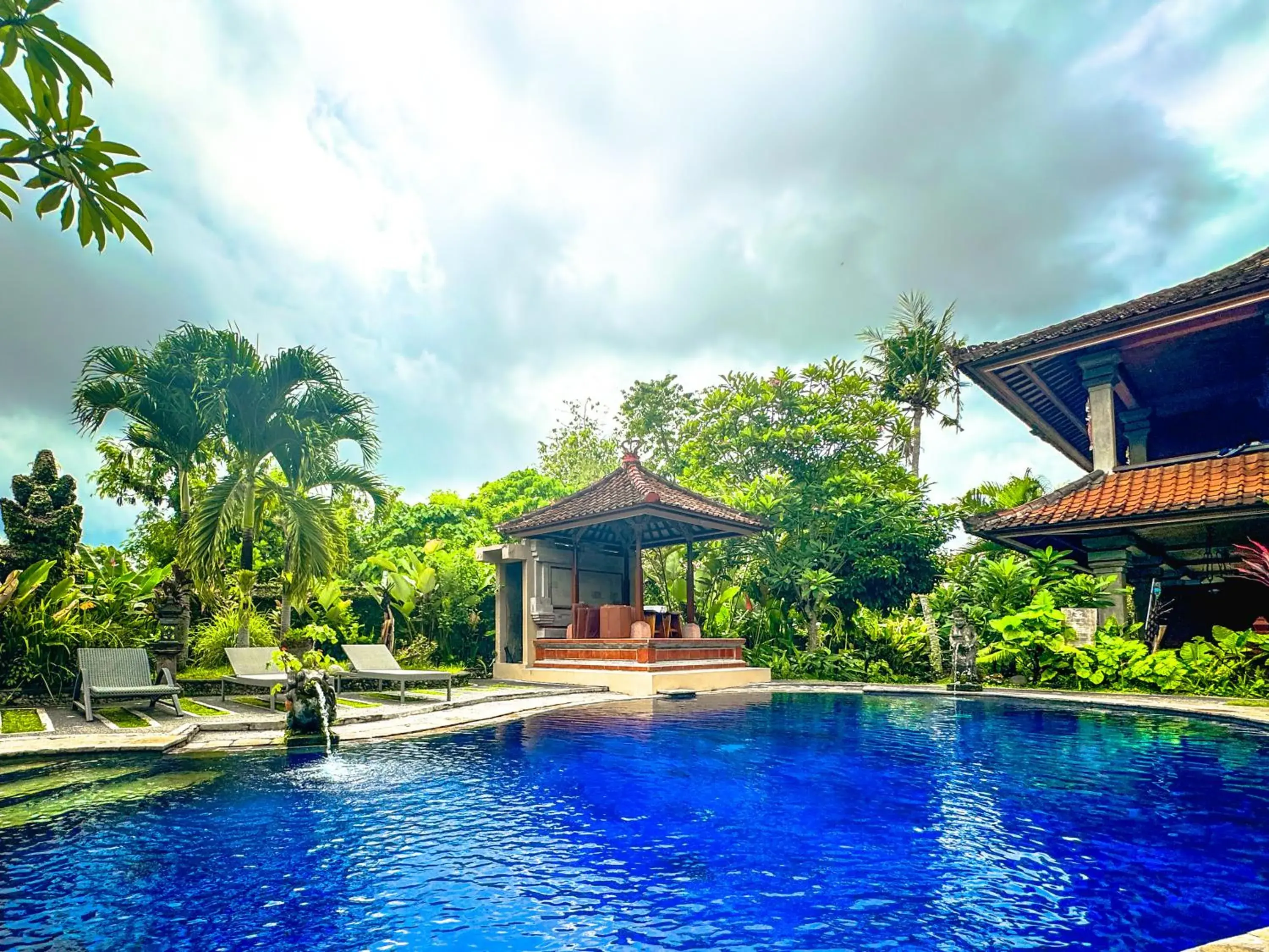 Natural landscape, Swimming Pool in Garden View by Purely