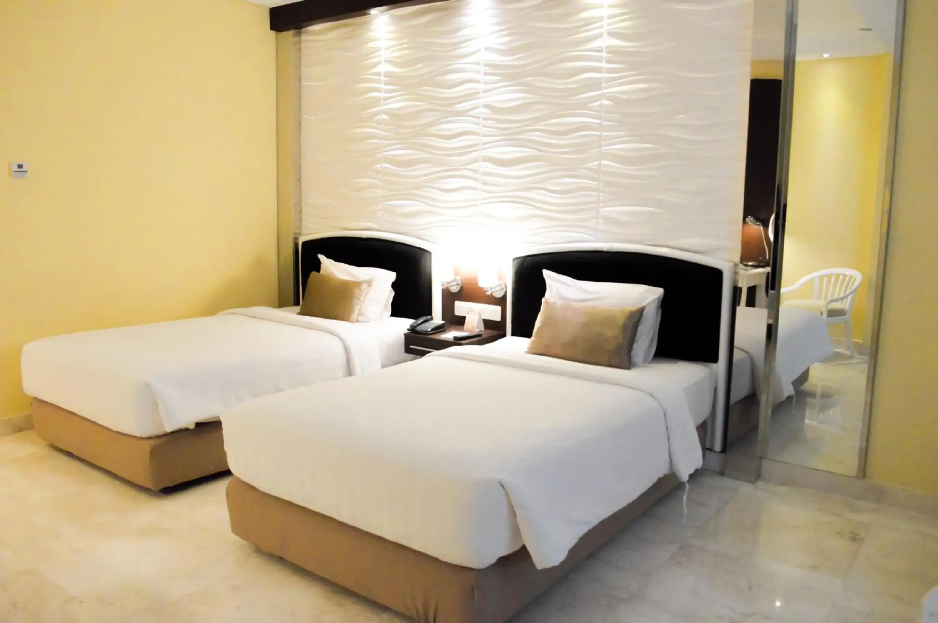 Bedroom, Bed in Hotel New Saphir Yogyakarta