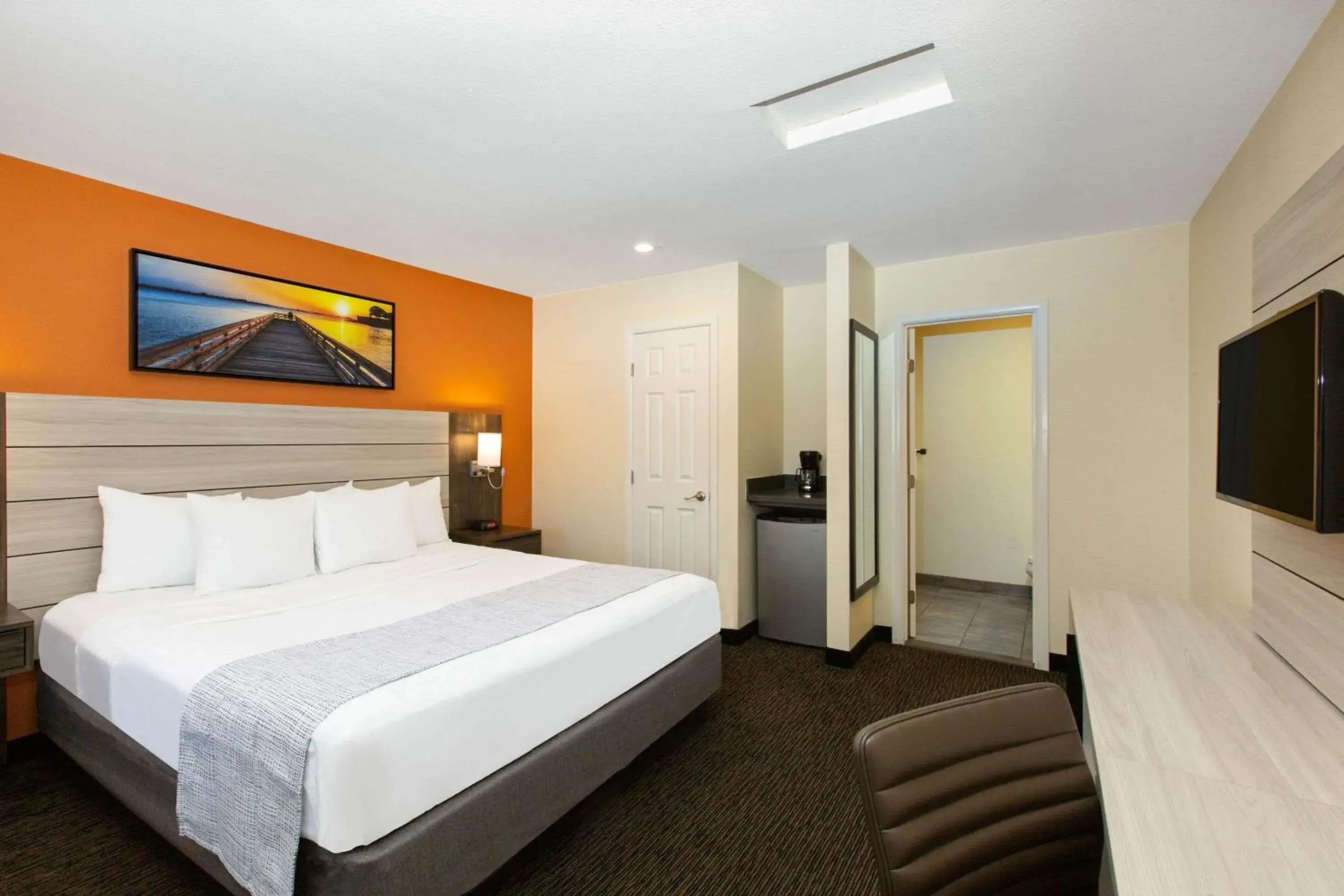 Bedroom, Bed in Days Inn by Wyndham Monterey-Fisherman's Wharf Aquarium