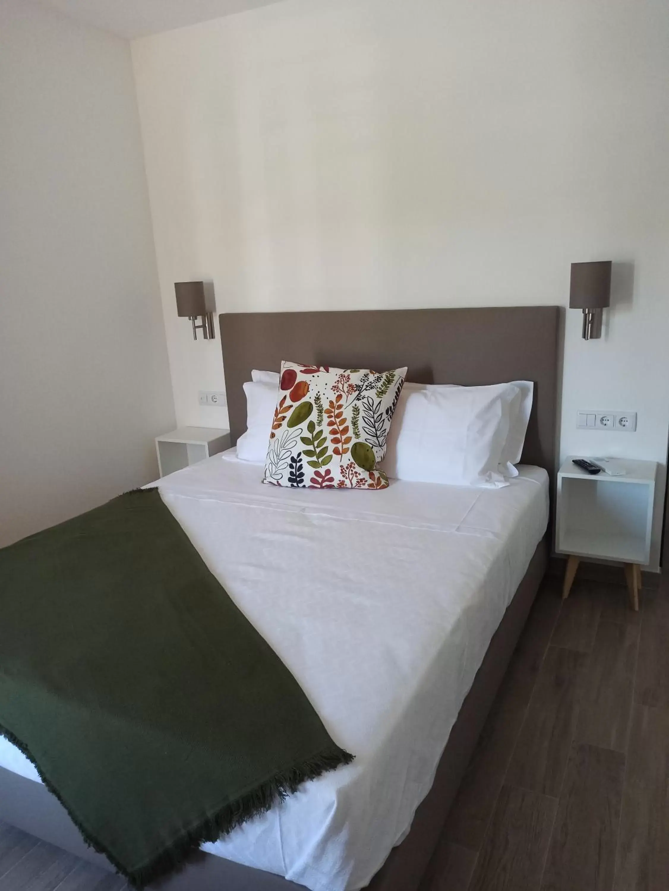 Bedroom, Bed in Porto D'Abrigo - Alojamento Local