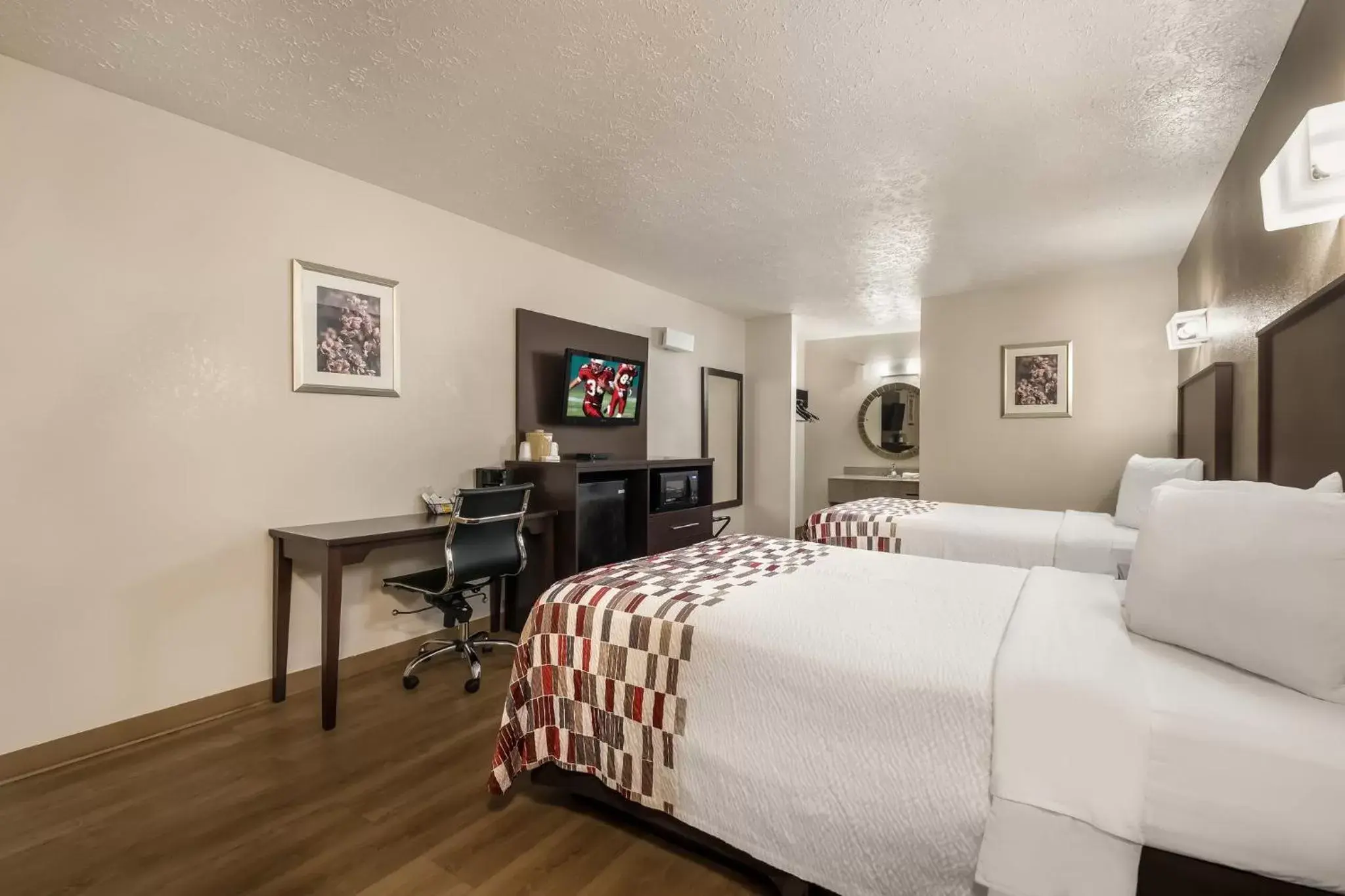 Photo of the whole room, Bed in Red Roof Inn Crossville