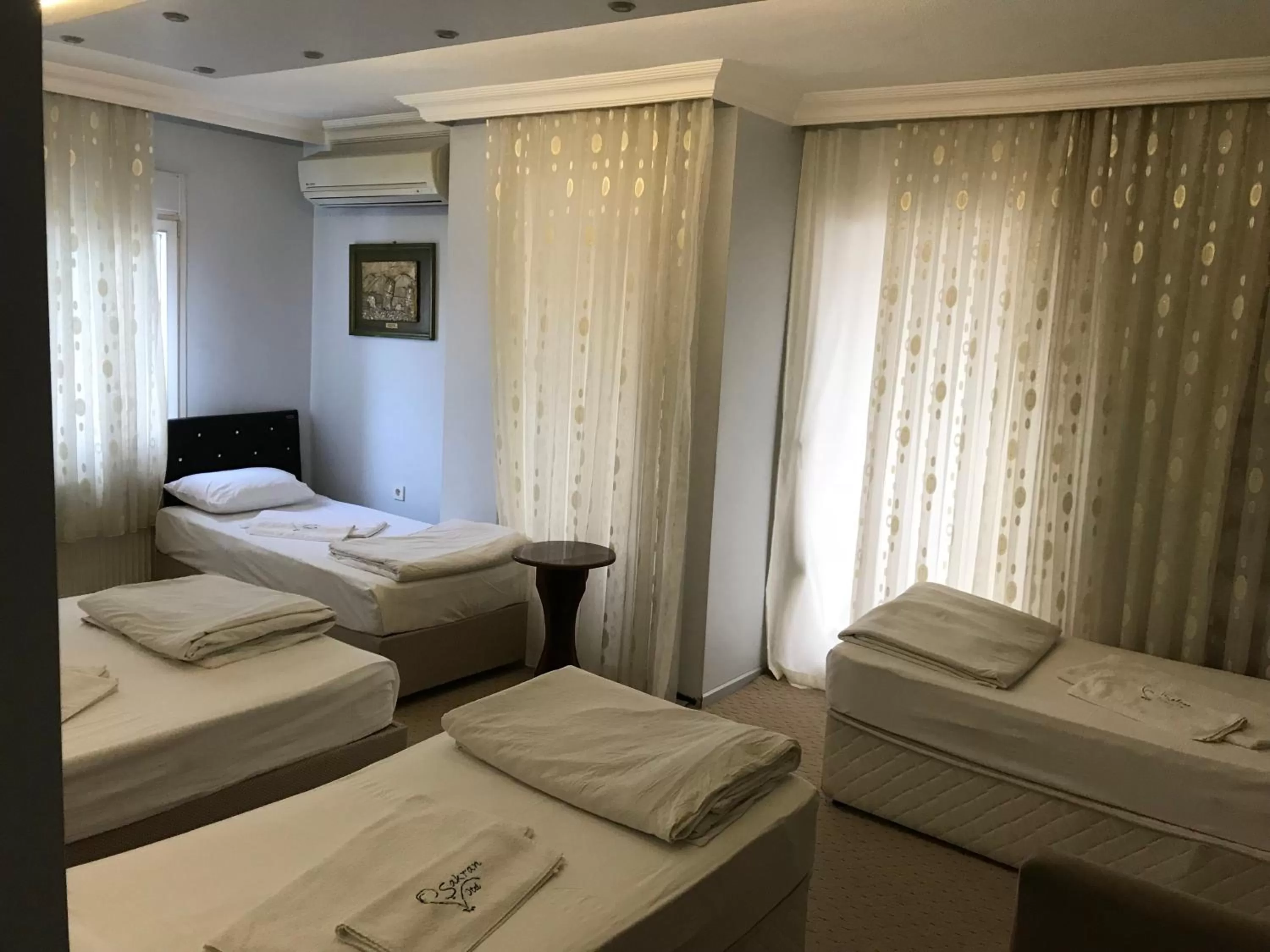 Photo of the whole room, Bed in Sakran Hotel