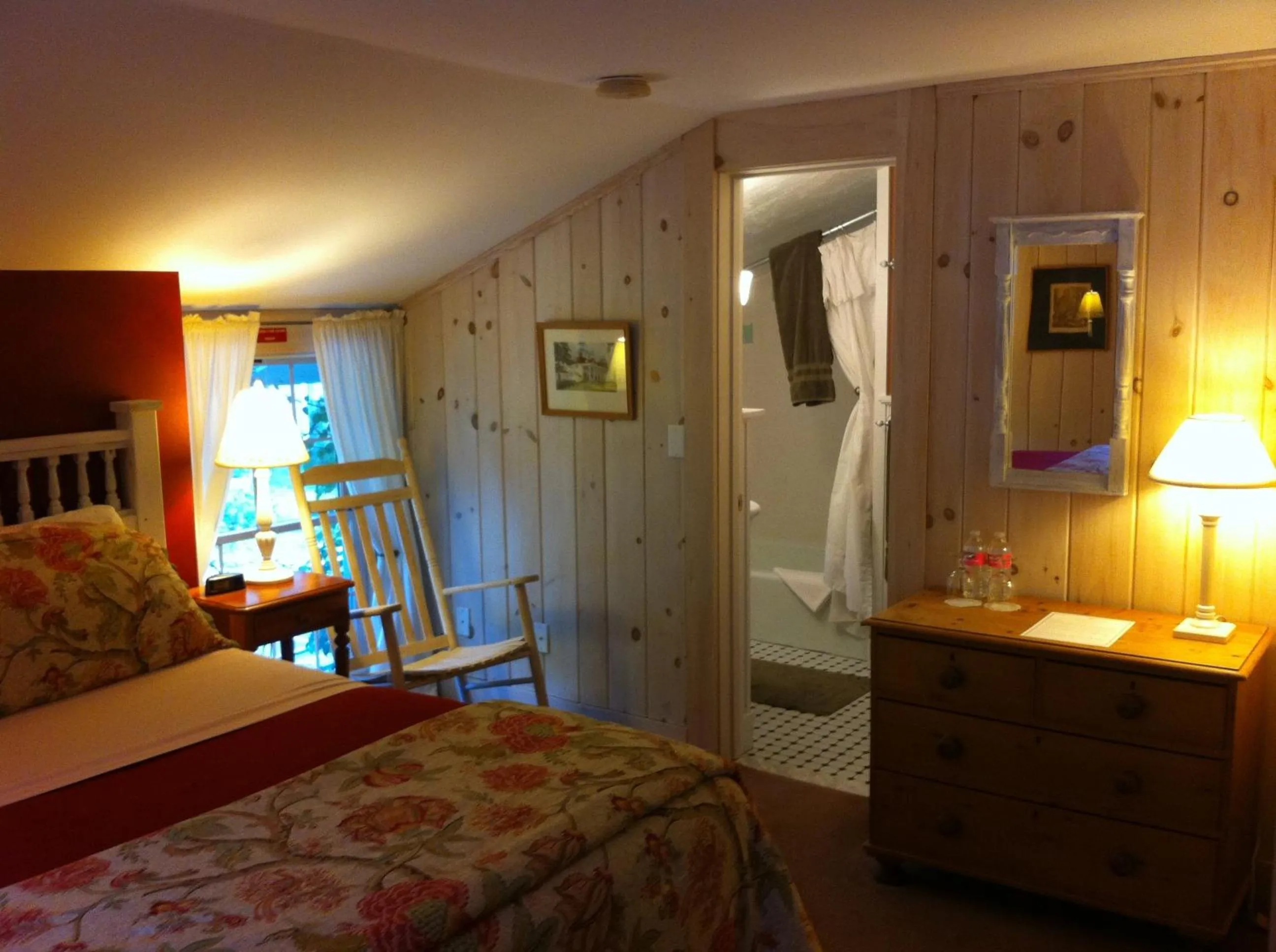 Day, Bed in Deerhill Inn