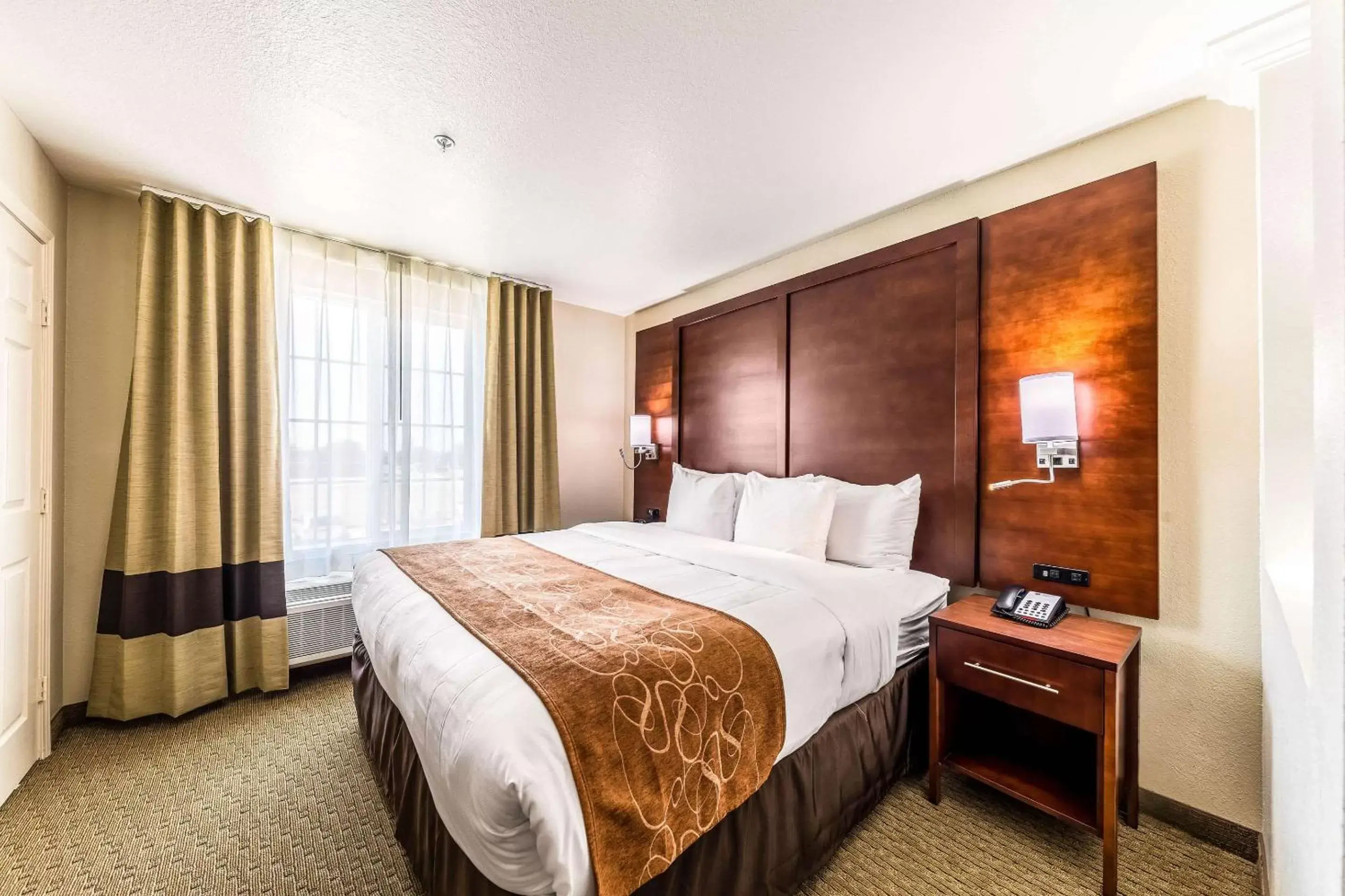 Photo of the whole room, Bed in Comfort Suites Grand Prairie - Arlington North