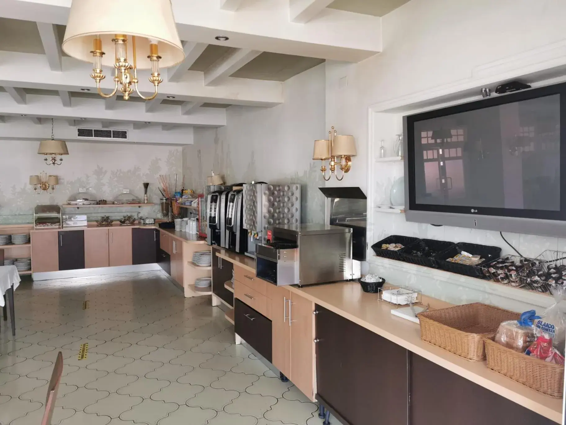 Breakfast, Kitchen/Kitchenette in Hotel Alfonso VIII De Cuenca