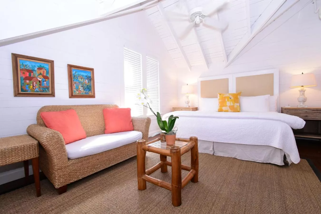 Bed in Simonton Court Historic Inn & Cottages