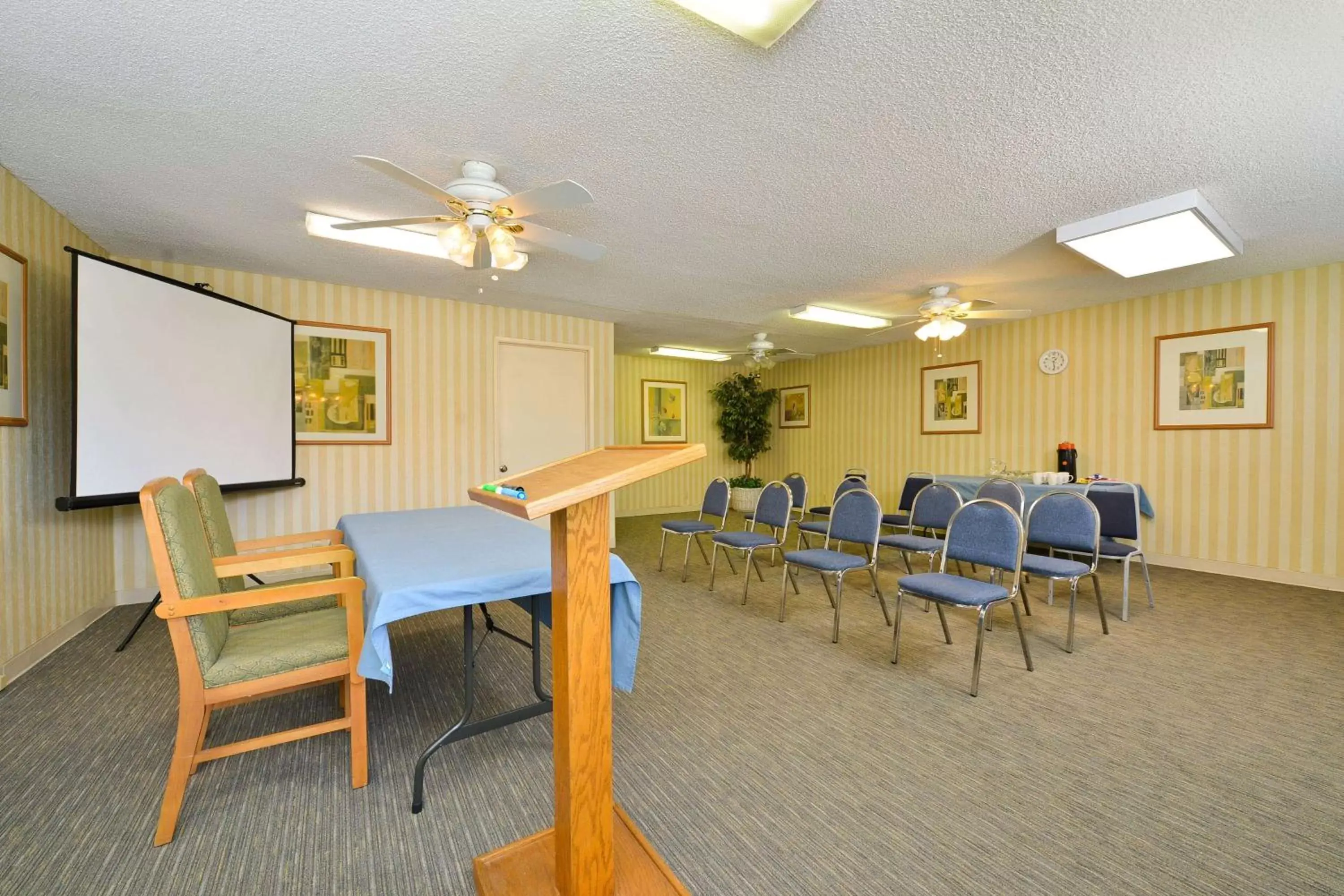Meeting/conference room in Travelodge by Wyndham Palm Springs