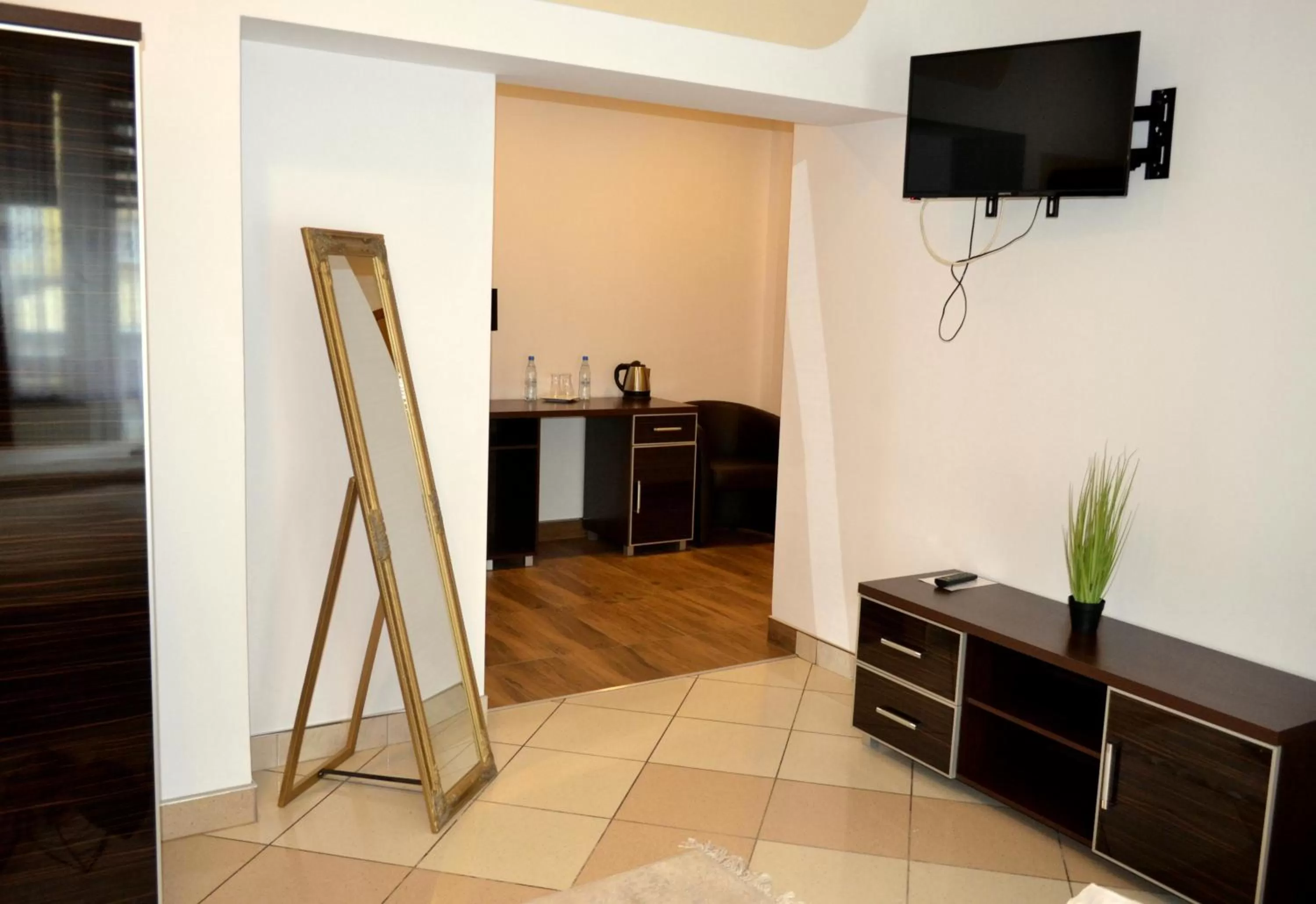 Communal lounge/ TV room in Hotel Piast