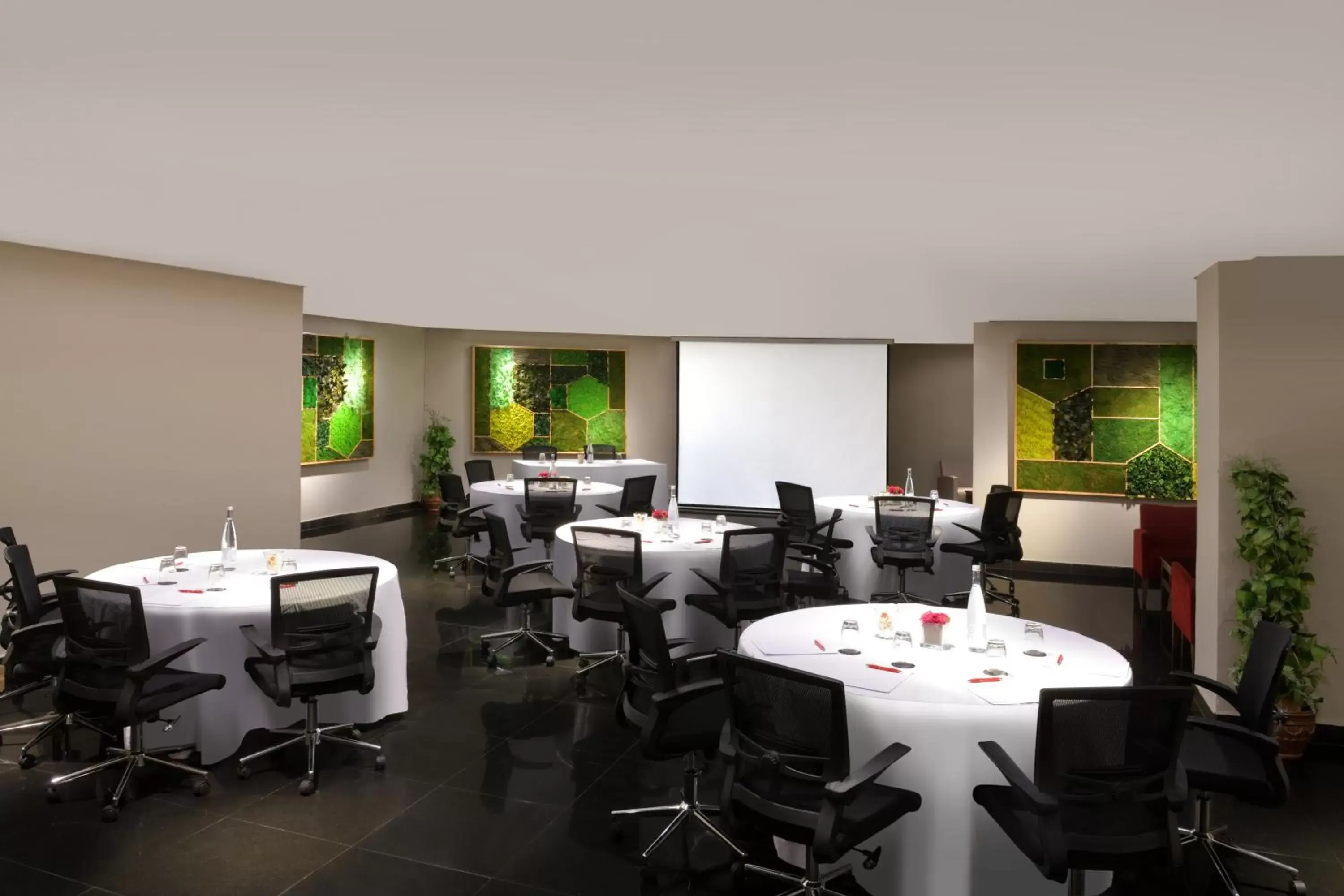 Meeting/conference room, Restaurant/Places to Eat in Mövenpick Hotel Casablanca