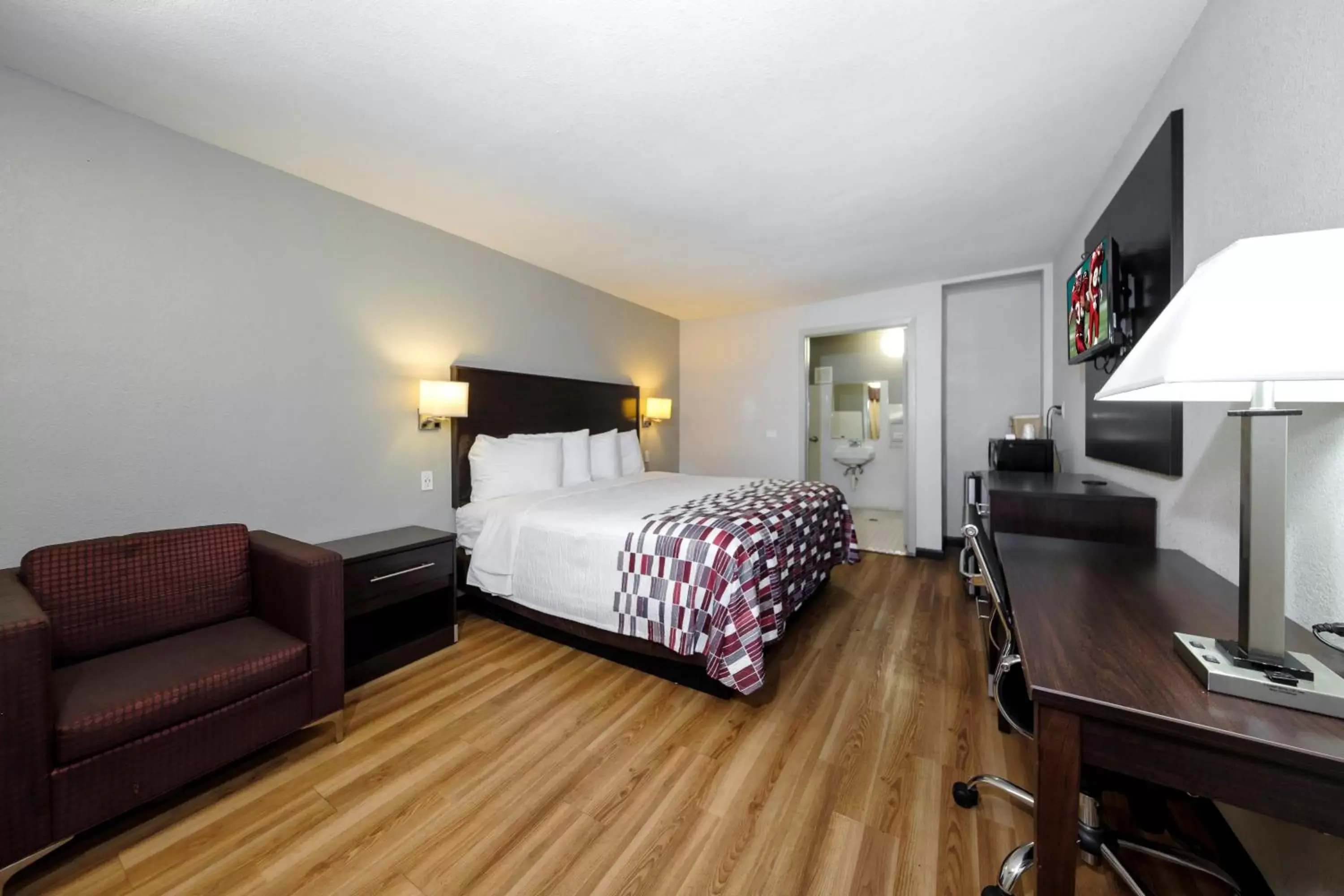Photo of the whole room, Room Photo in Red Roof Inn Arlington - Entertainment District