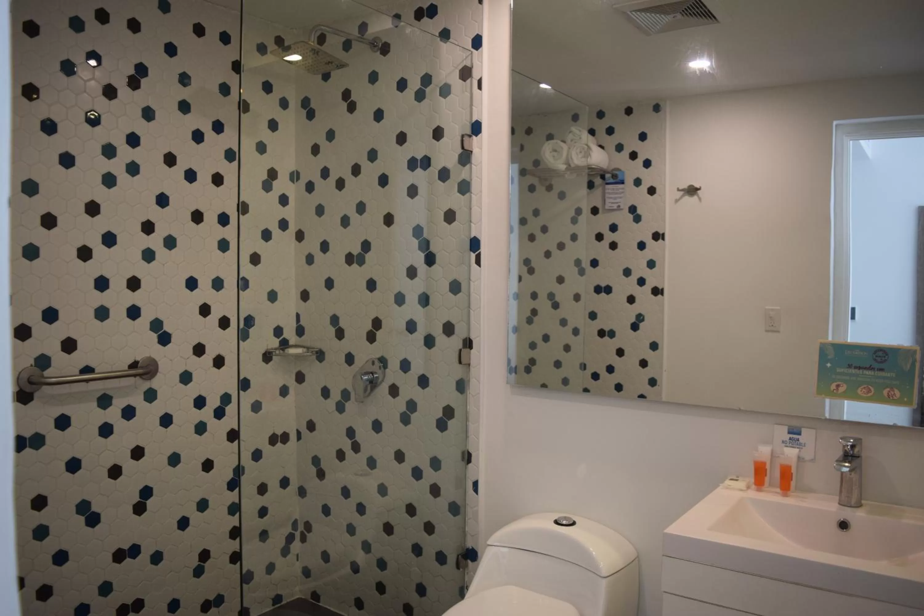 Shower in Hotel Decameron Maryland All Inclusive