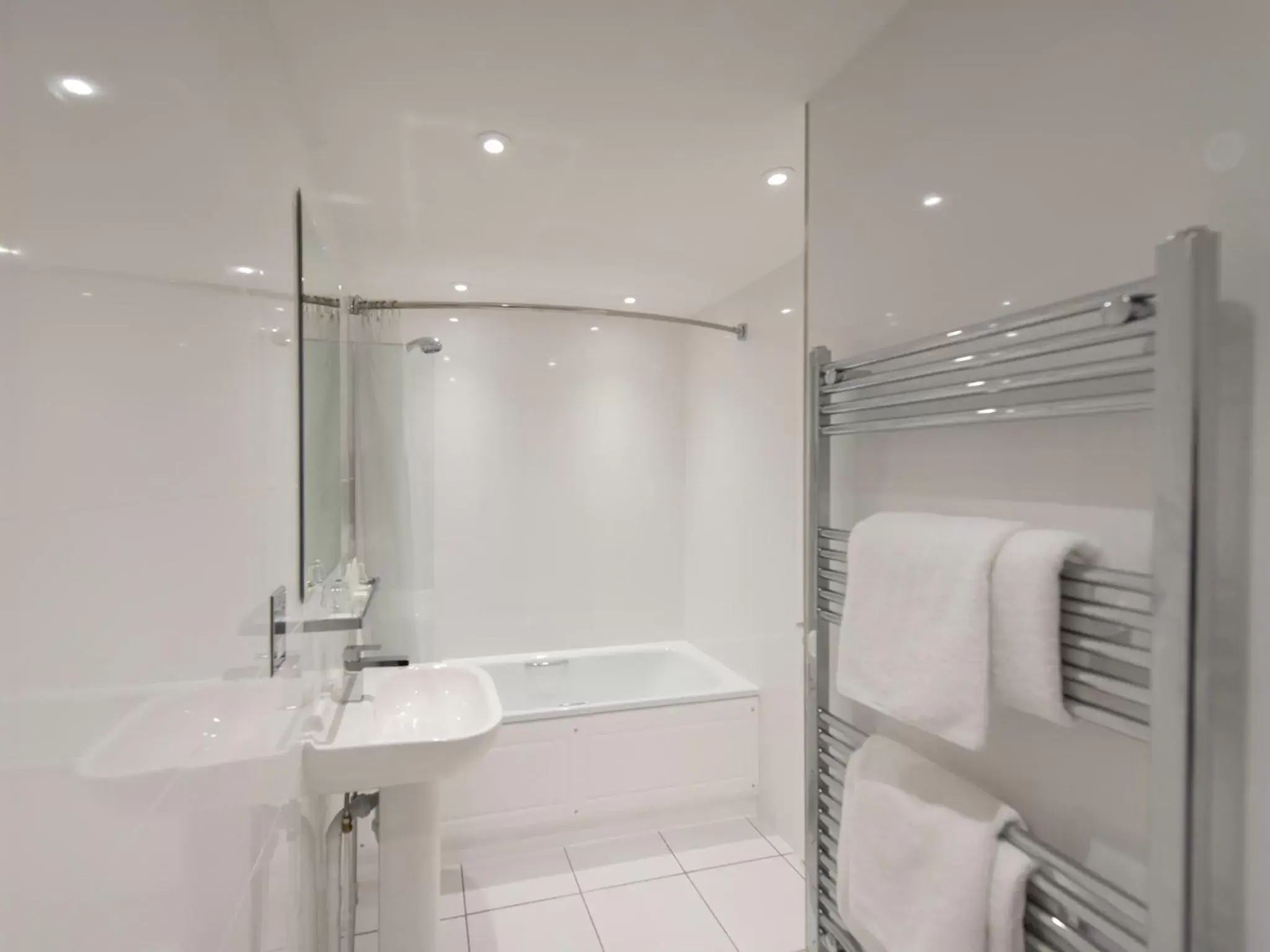 Shower, Bathroom in The Royal & Fortescue Hotel