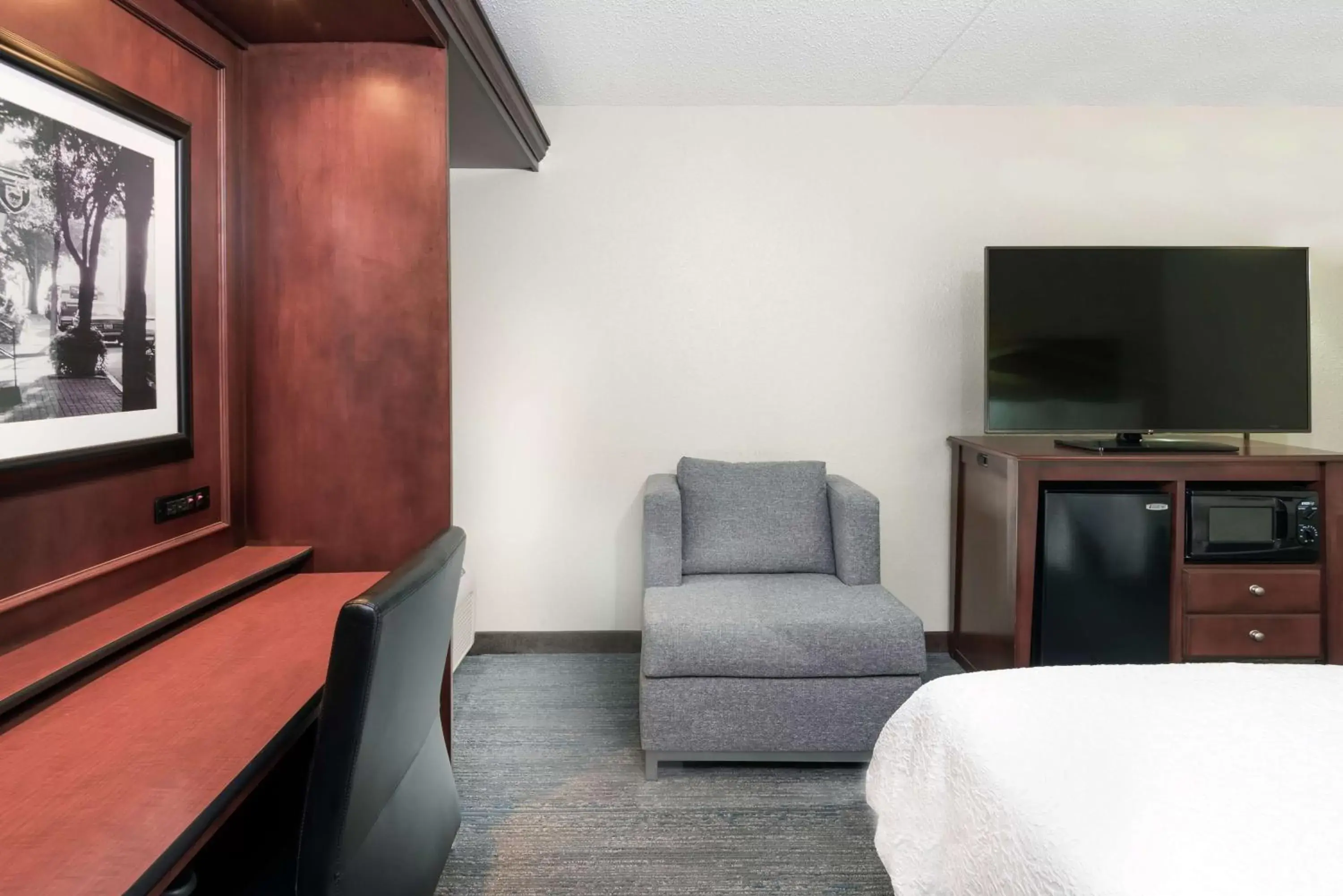 Bedroom, Seating Area in Hampton Inn Indianapolis-South