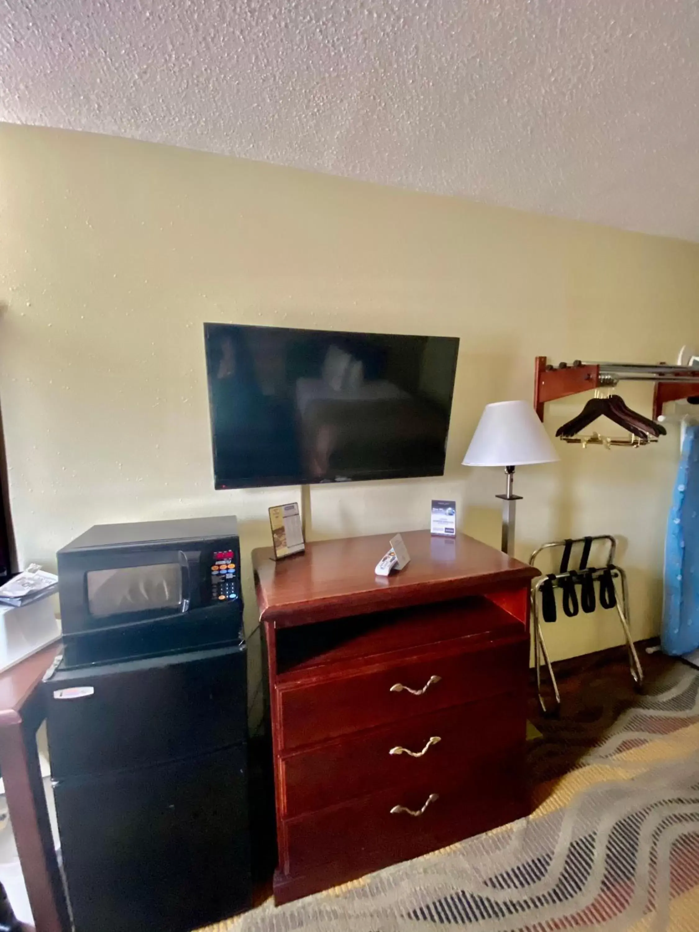 TV and multimedia, TV/Entertainment Center in Travelodge by Wyndham La Porte/Michigan City Area