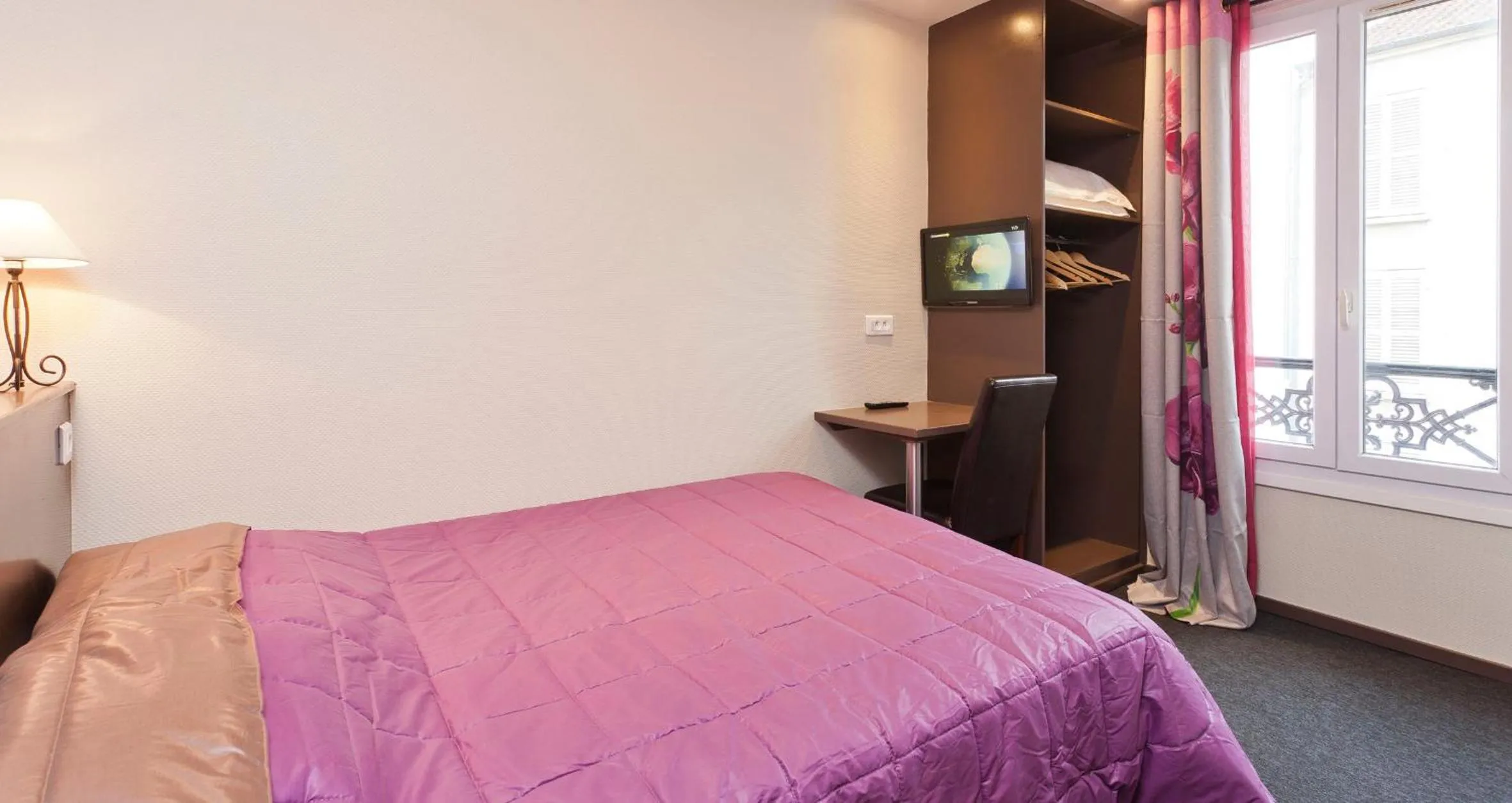 Photo of the whole room, Bed in Hôtel Montsouris Orléans