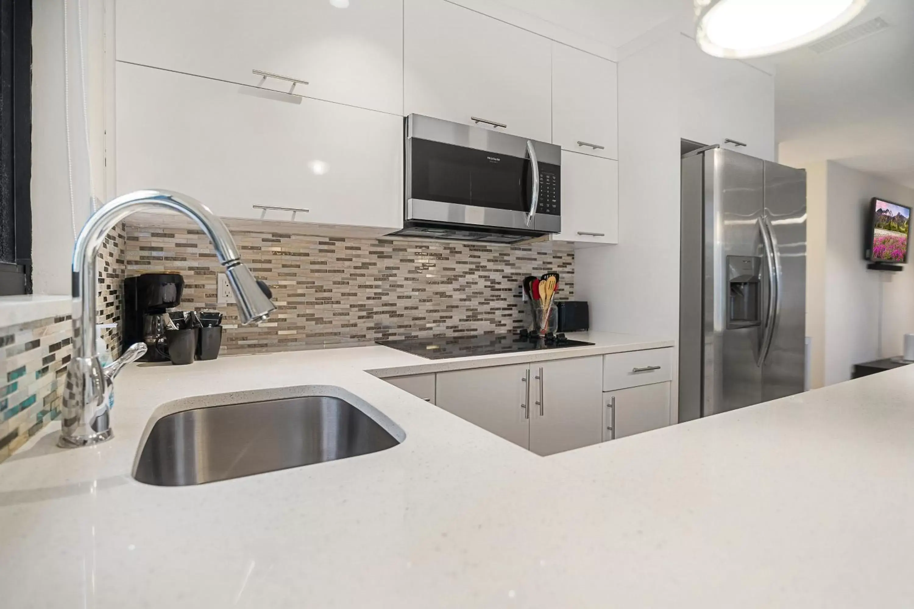 Kitchen or kitchenette, Kitchen/Kitchenette in Alani Bay Condos