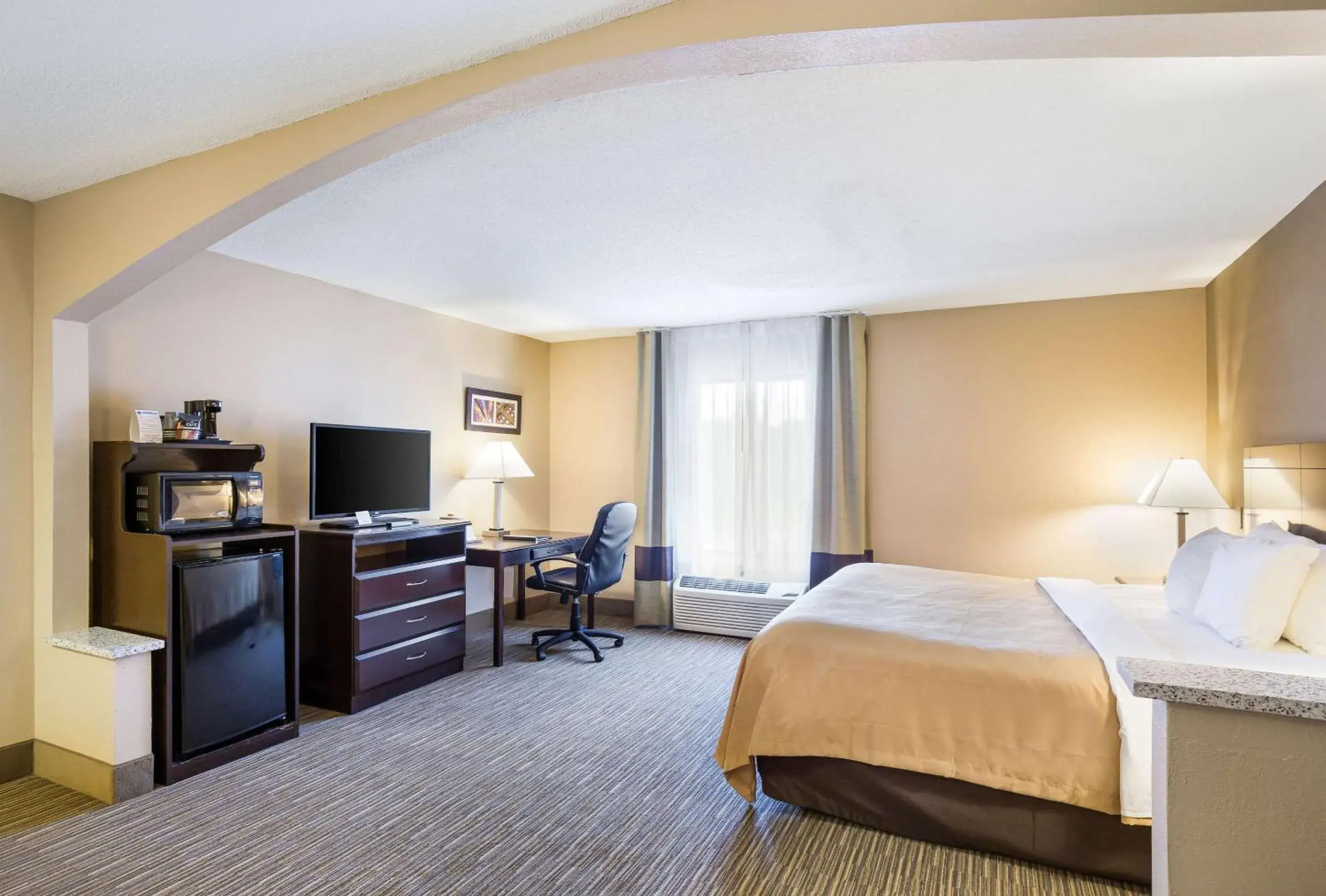 Photo of the whole room, Bed in Quality Inn I-70 Near Kansas Speedway