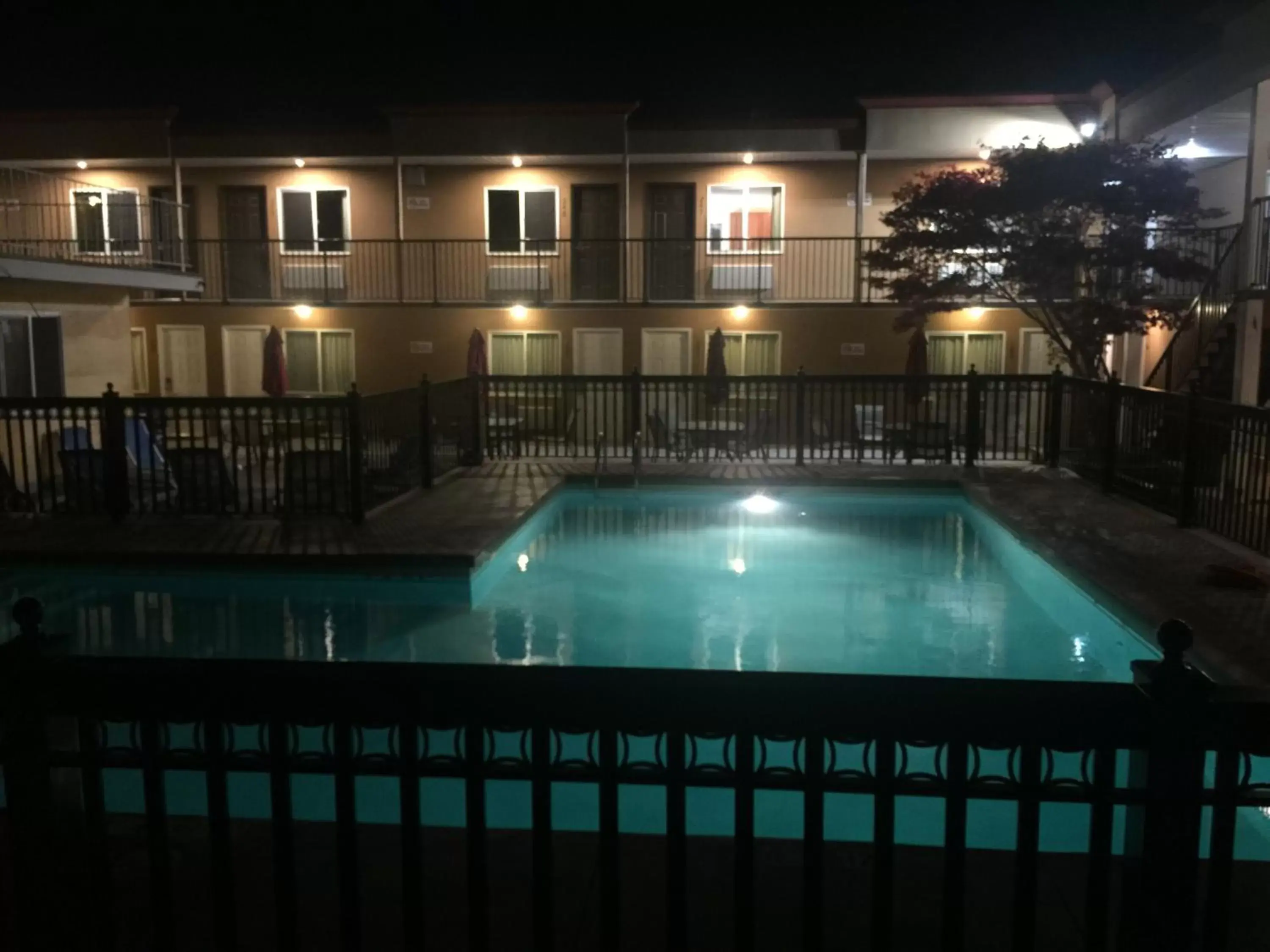 Night, Swimming Pool in Sahara Courtyard Inn Penticton