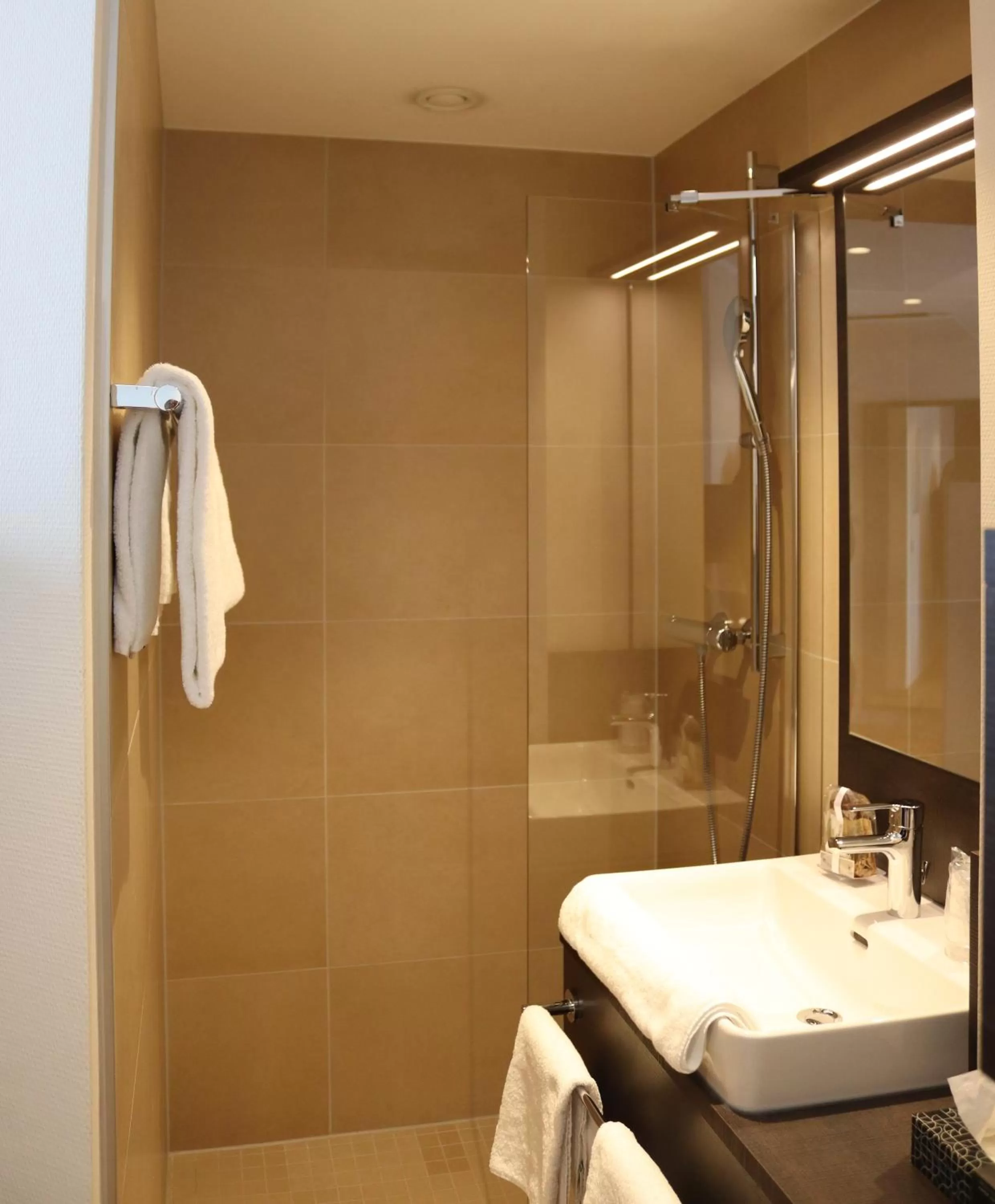 Bathroom in EINSTEIN Hotel am Römerpark