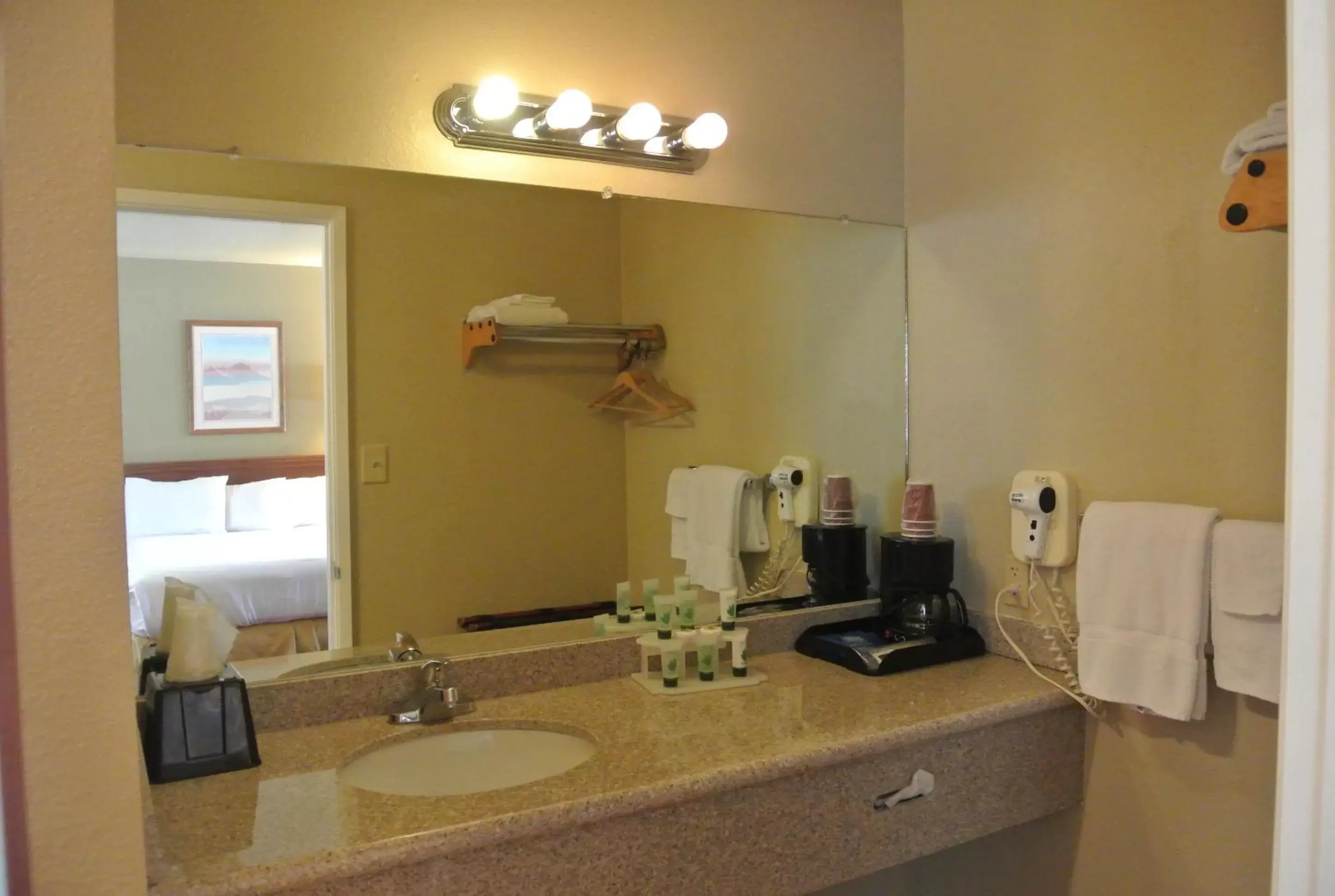 Bathroom in Vino Inn & Suites