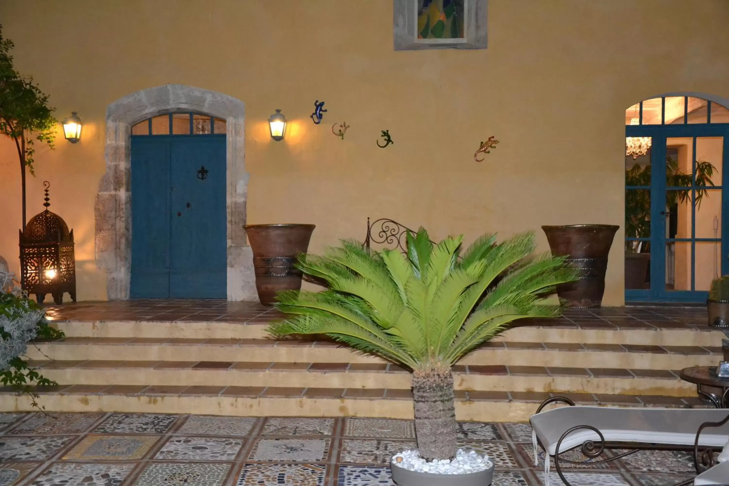 Facade/entrance in Maison Saint Louis avec Jacuzzi