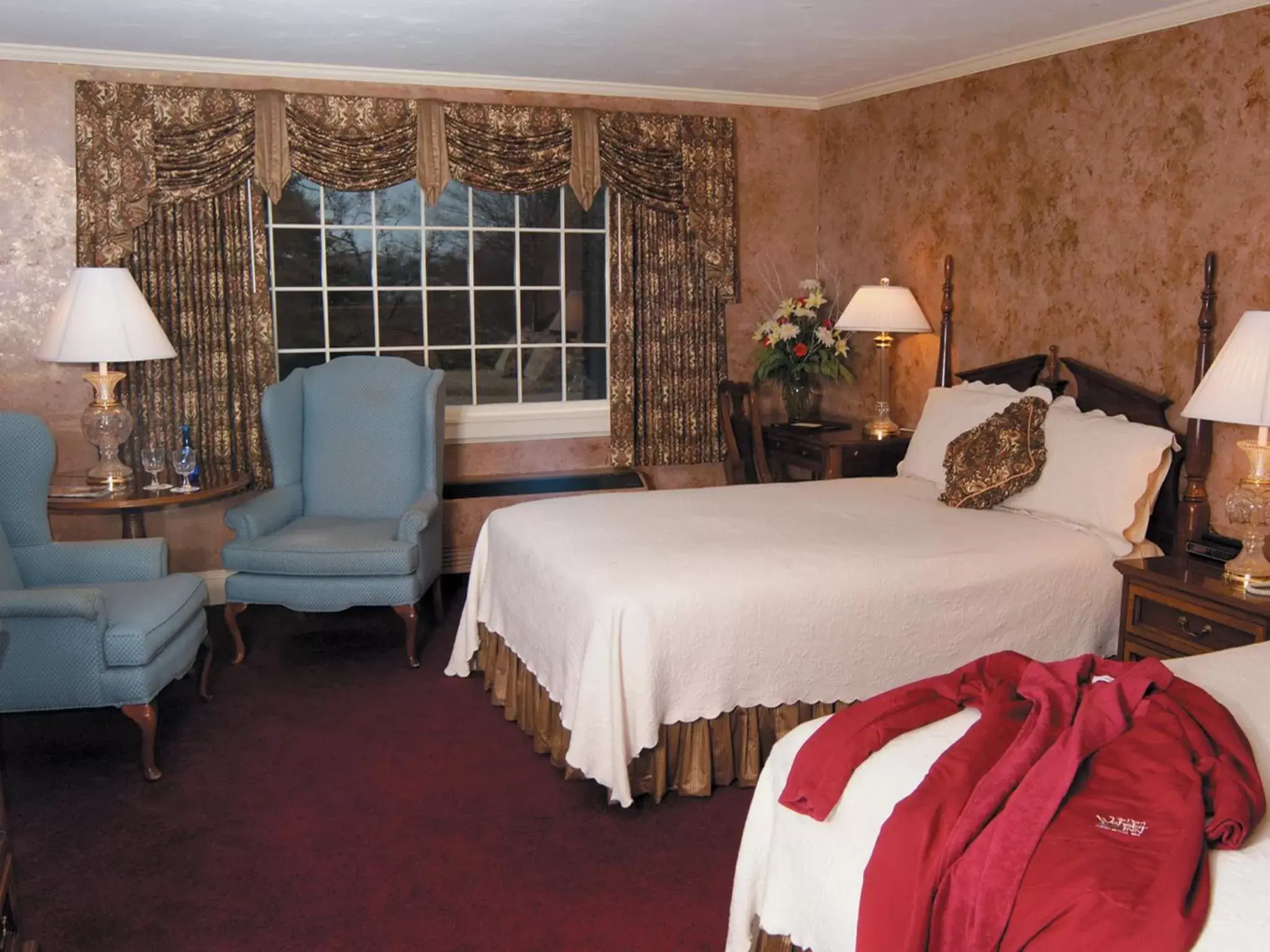 Photo of the whole room, Bed in Dan'l Webster Inn and Spa