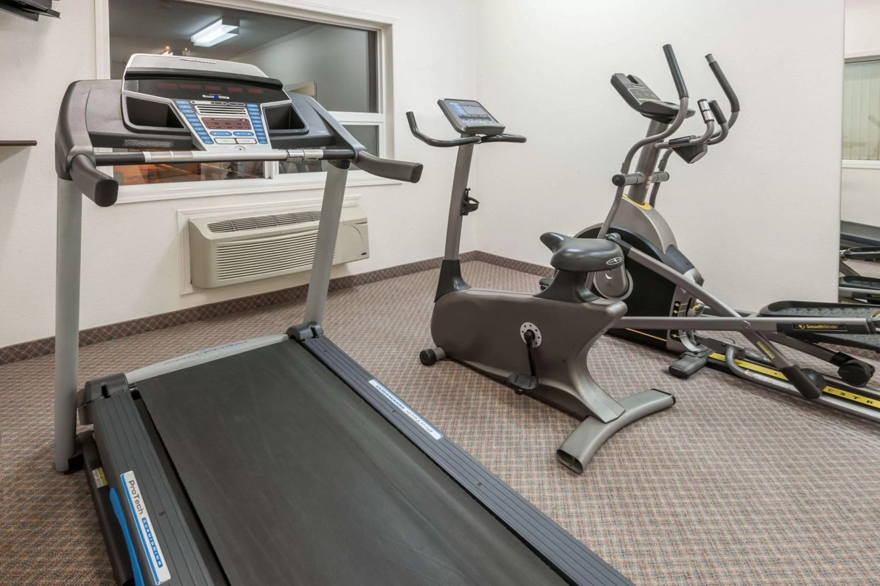 Fitness centre/facilities in Super 8 by Wyndham Edmonton/West