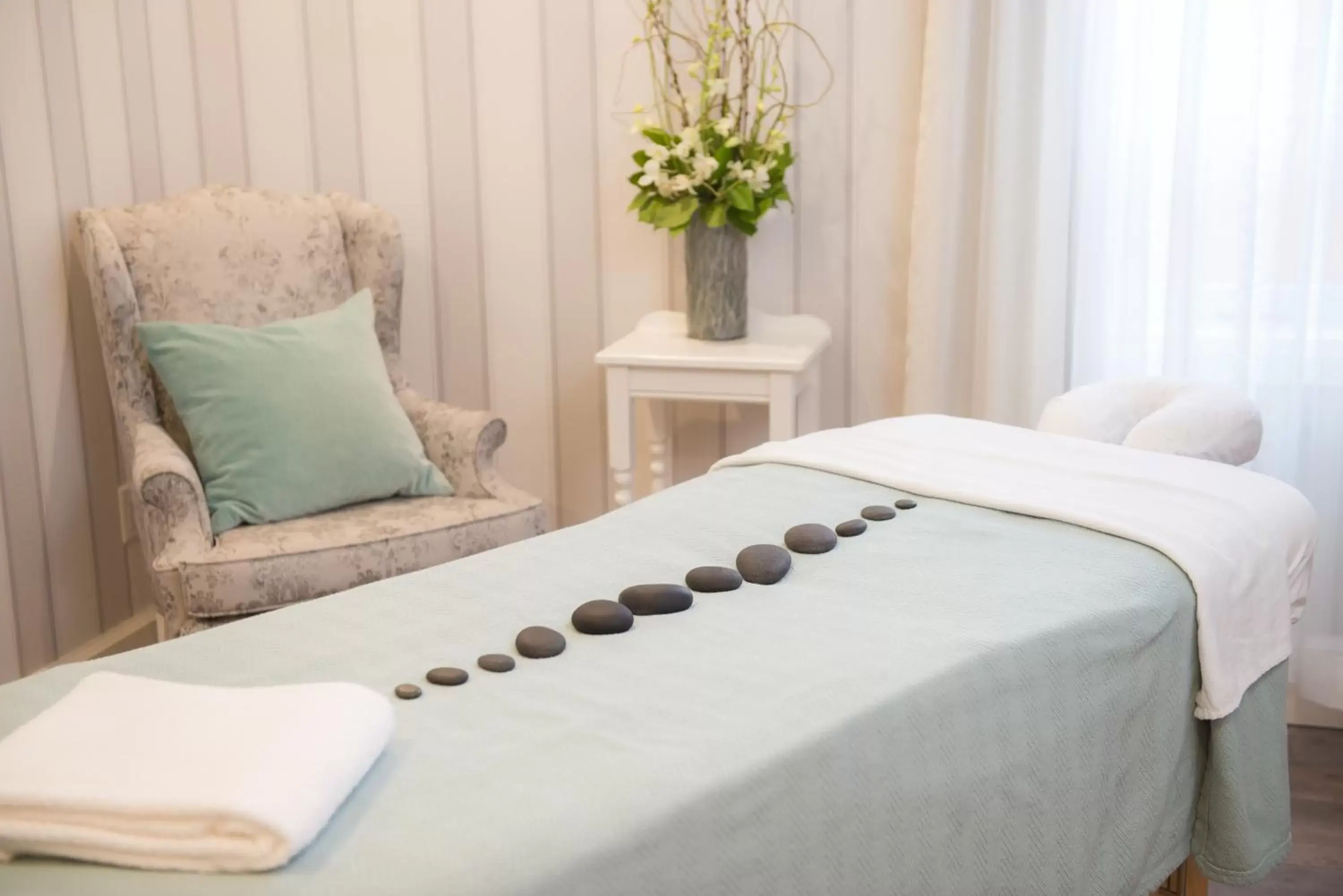 Massage, Bed in Hume Hotel & Spa