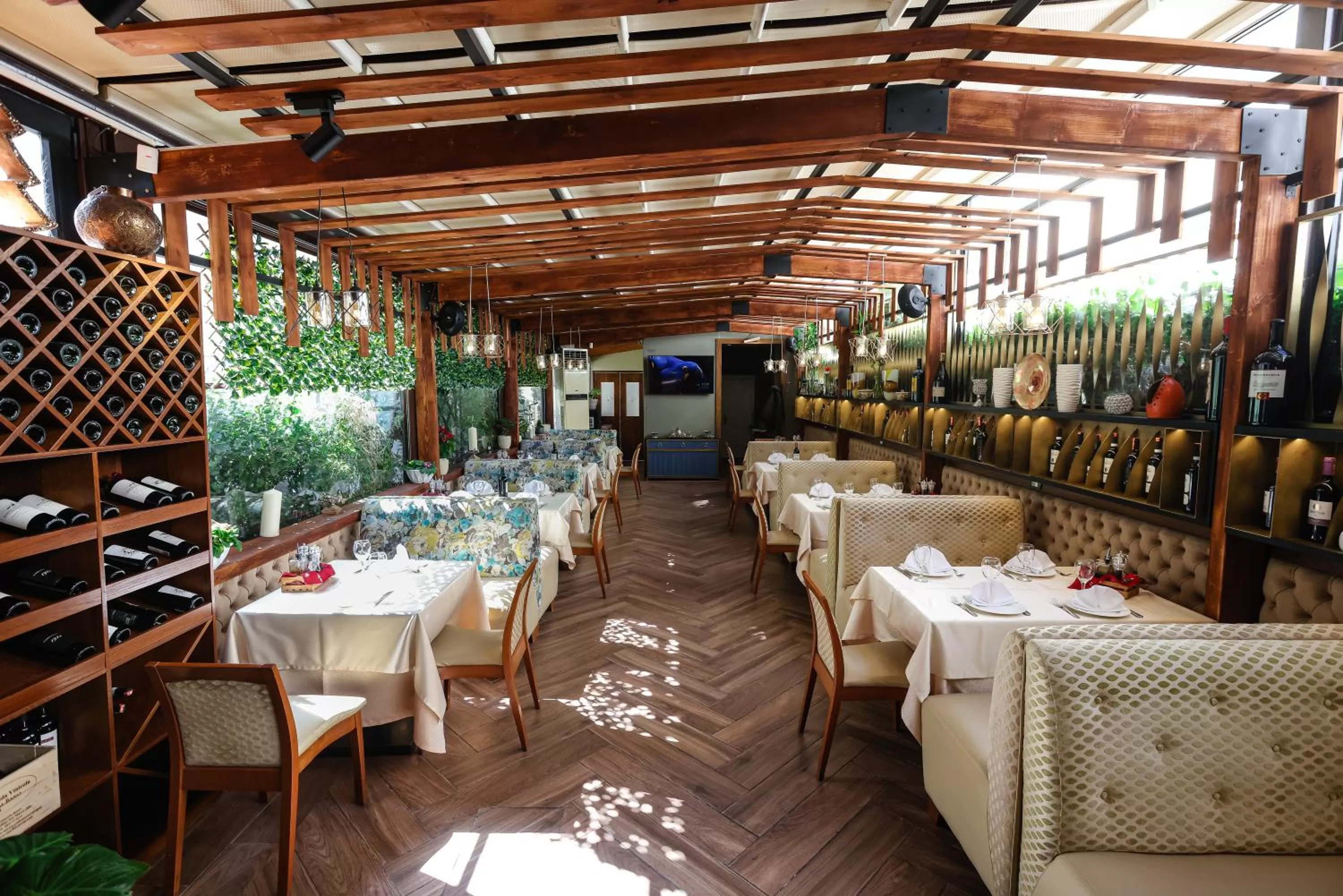 Restaurant/places to eat in Ferdinand Hotel Rooms