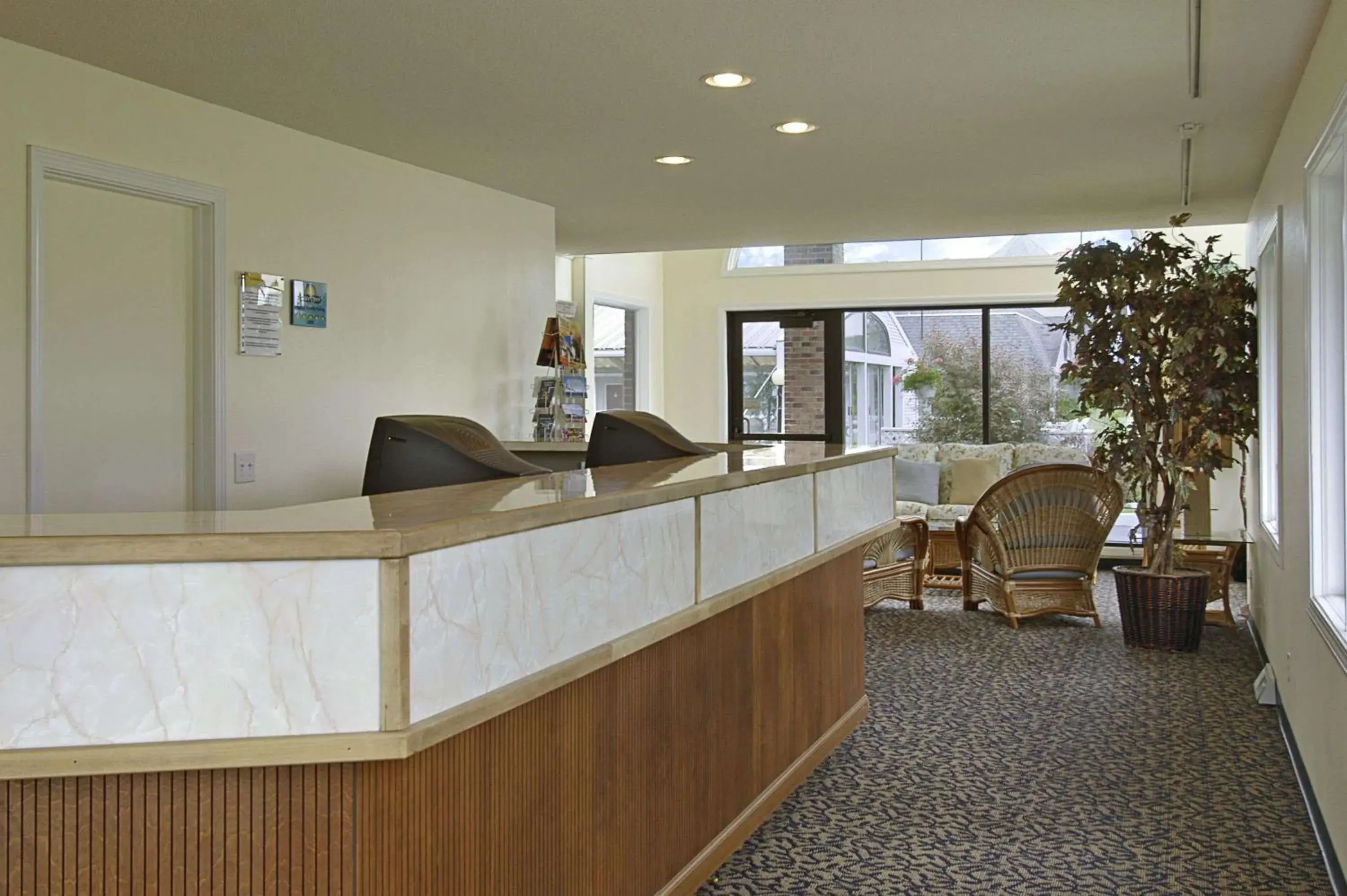 Lobby or reception, Lobby/Reception in Days Inn by Wyndham Mackinaw City - Lakeview