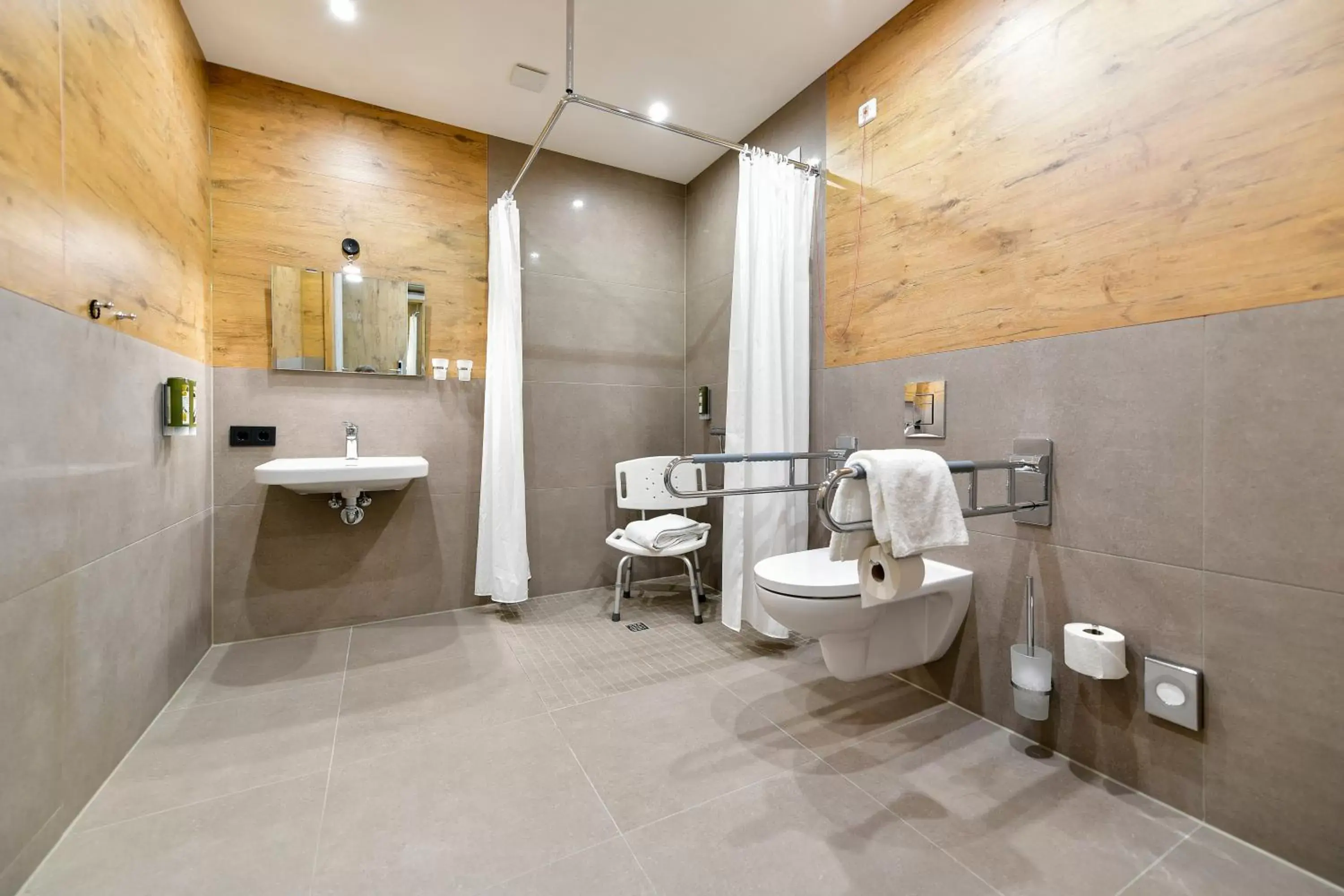 Comfort Twin Room with Roll-in Shower - Mobility Access in Best Western Plus Parkhotel & Spa Cottbus Comfort Twin Room with Roll-in Shower - Mobility Access in Best Western Plus Parkhotel & Spa Cottbus