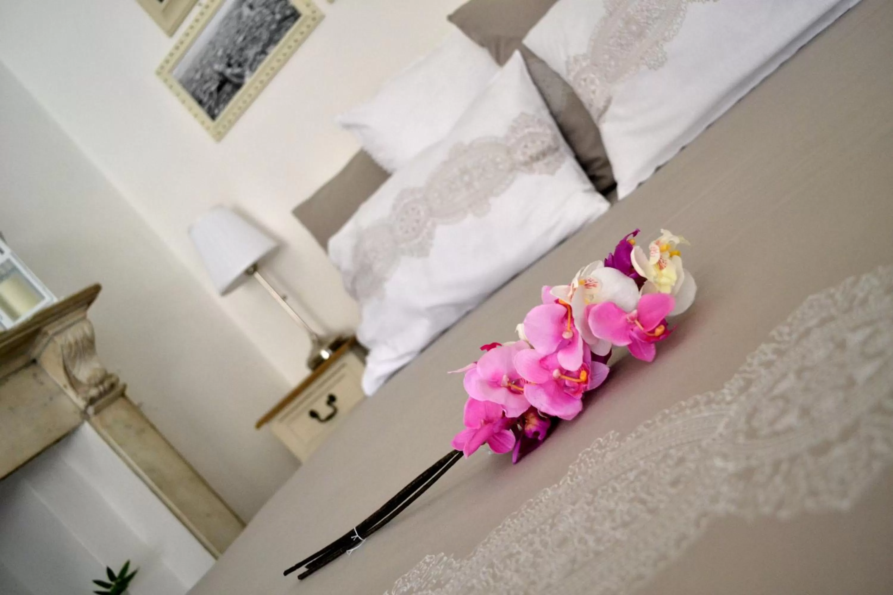 Decorative detail, Bed in Pontevecchio Relais