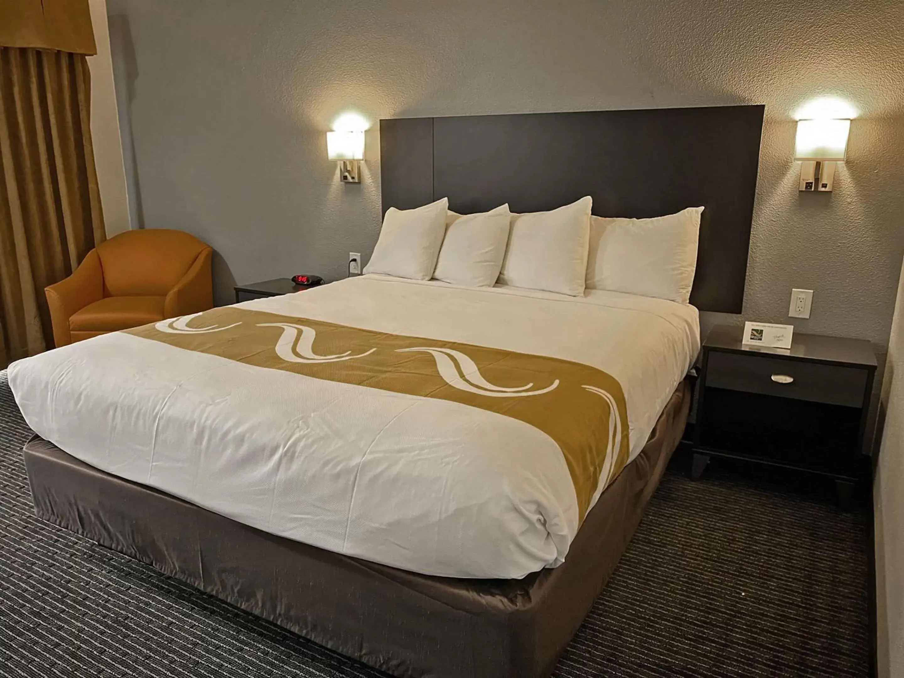Bedroom, Bed in Quality Inn & Suites South San Jose - Morgan Hill