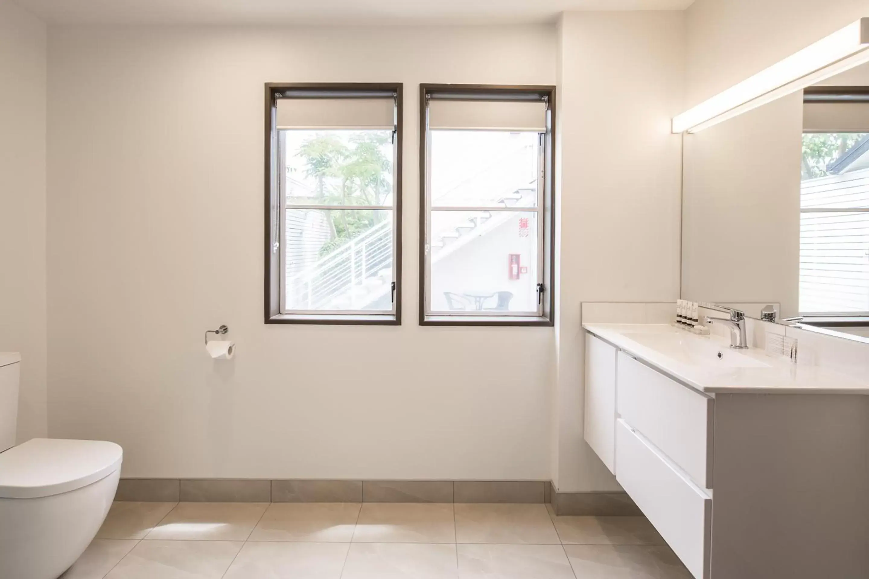 Bathroom in Pavilions Hotel