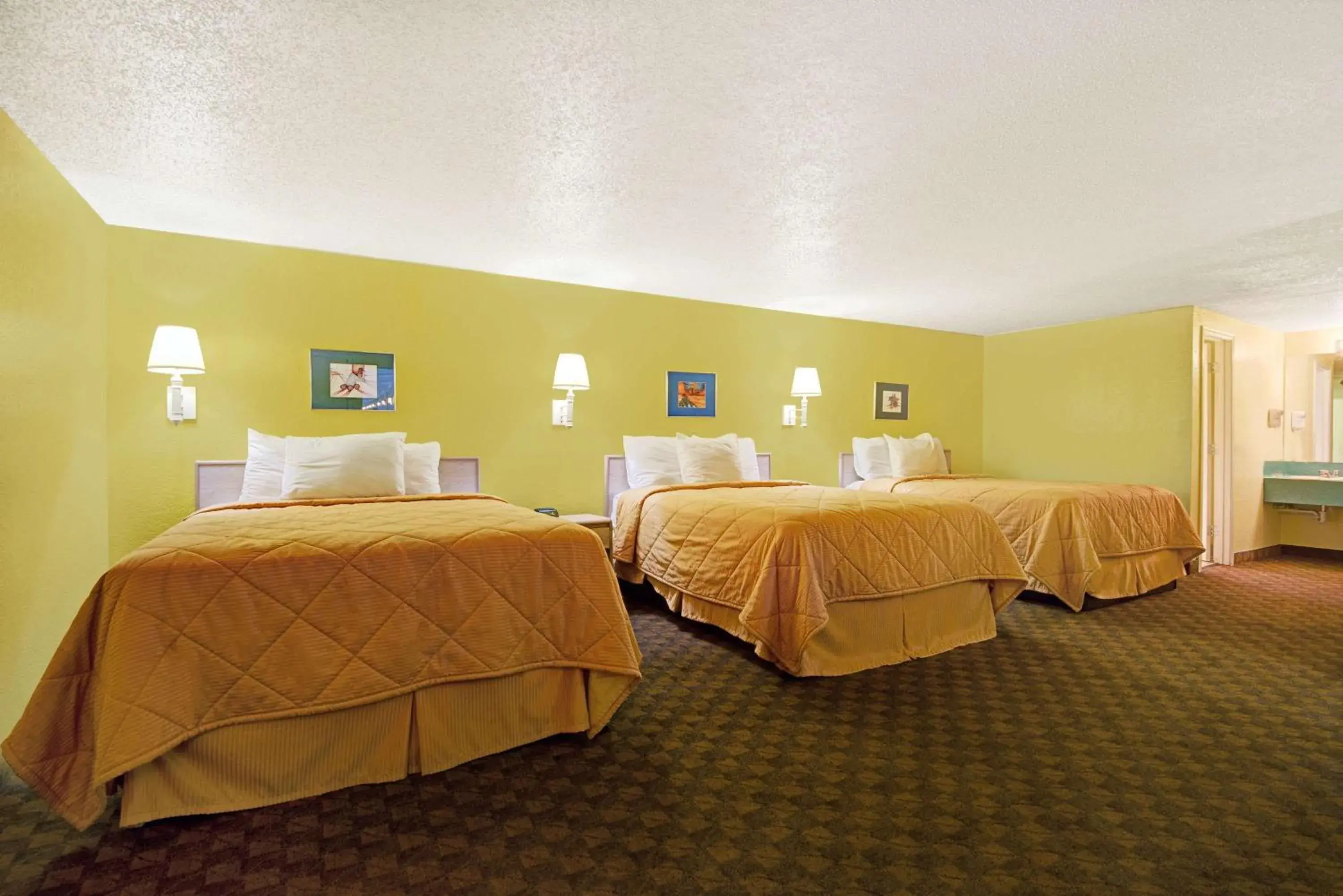 Photo of the whole room, Bed in White Rock Inn