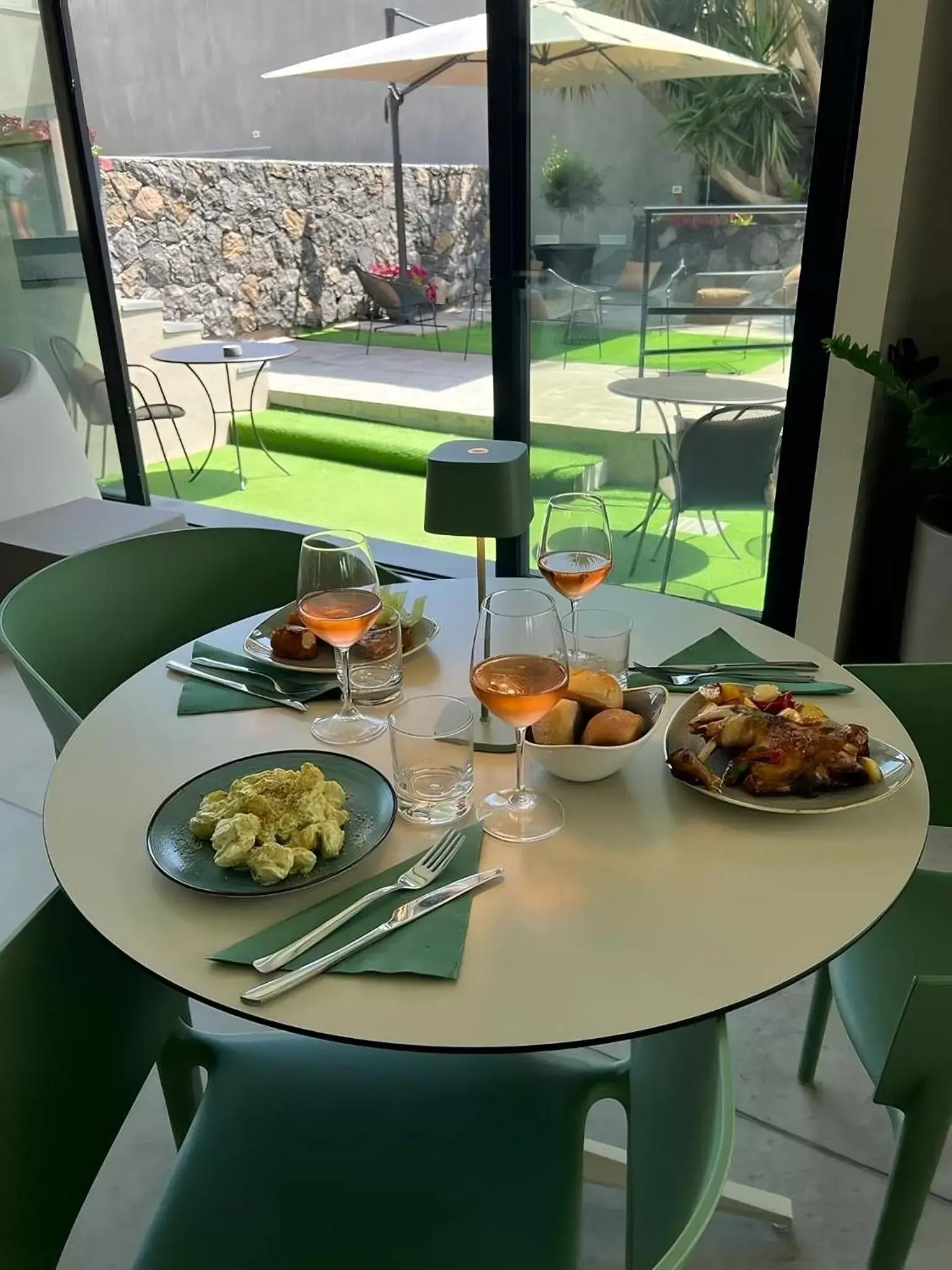 Dining area in Ollen apartments