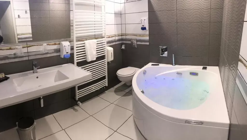 Hot Tub, Bathroom in Logis Centrotel et Spa Bulles d'Allier