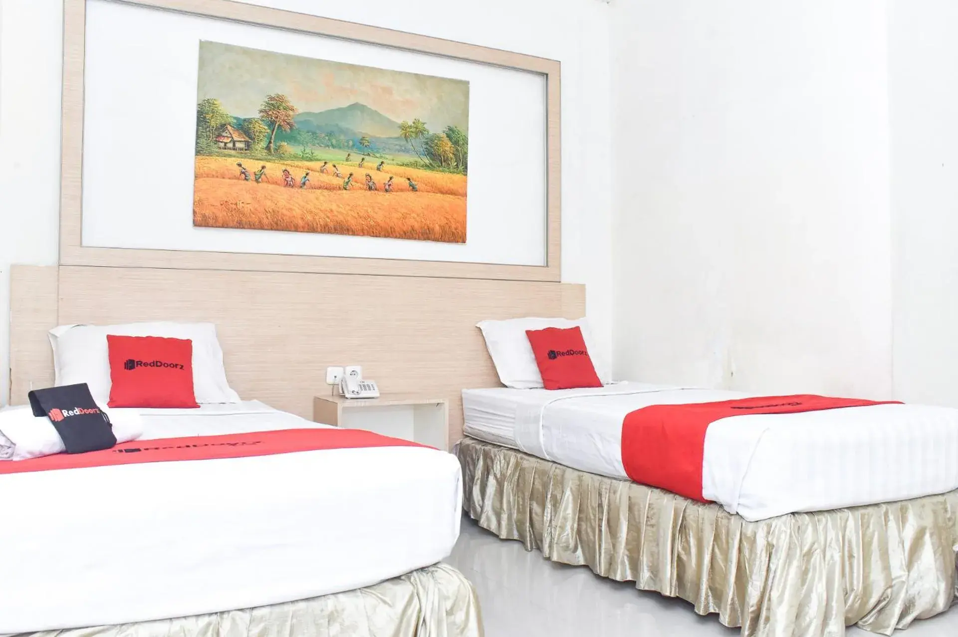 Bed in RedDoorz Plus near Sultan Hasanuddin Airport